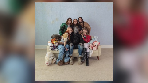 ミュージシャン Wet Leg moisturizer hoodie Wet Leg announces deluxe version of ﻿'moisturizer'﻿ album – 97X