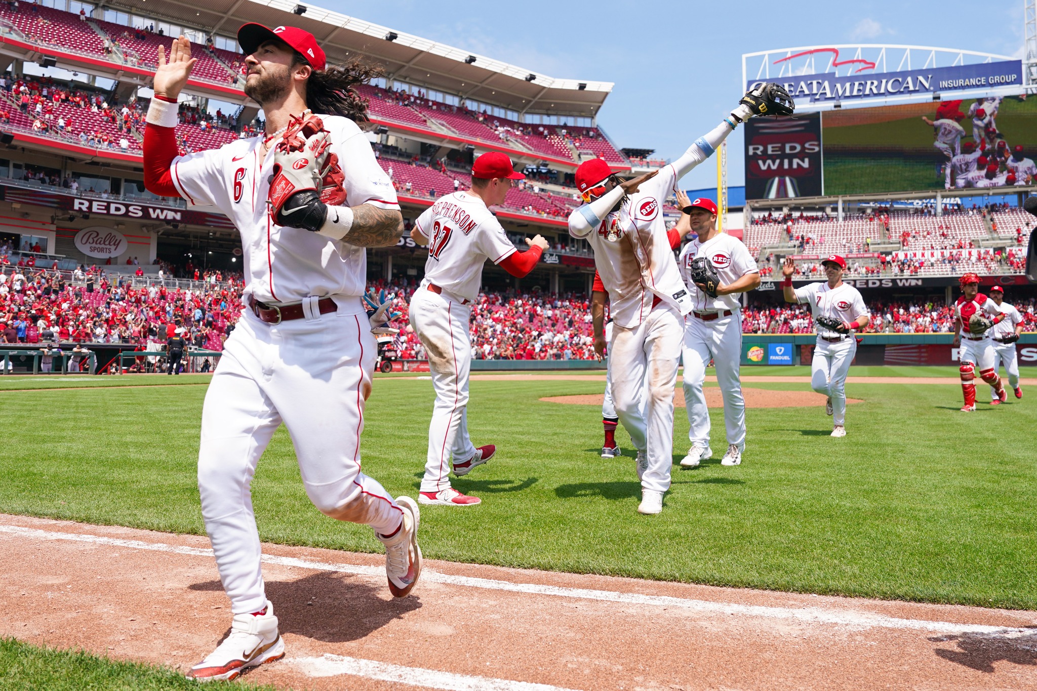 Fraley homers twice, hits tiebreaking shot in 9th as Reds beat