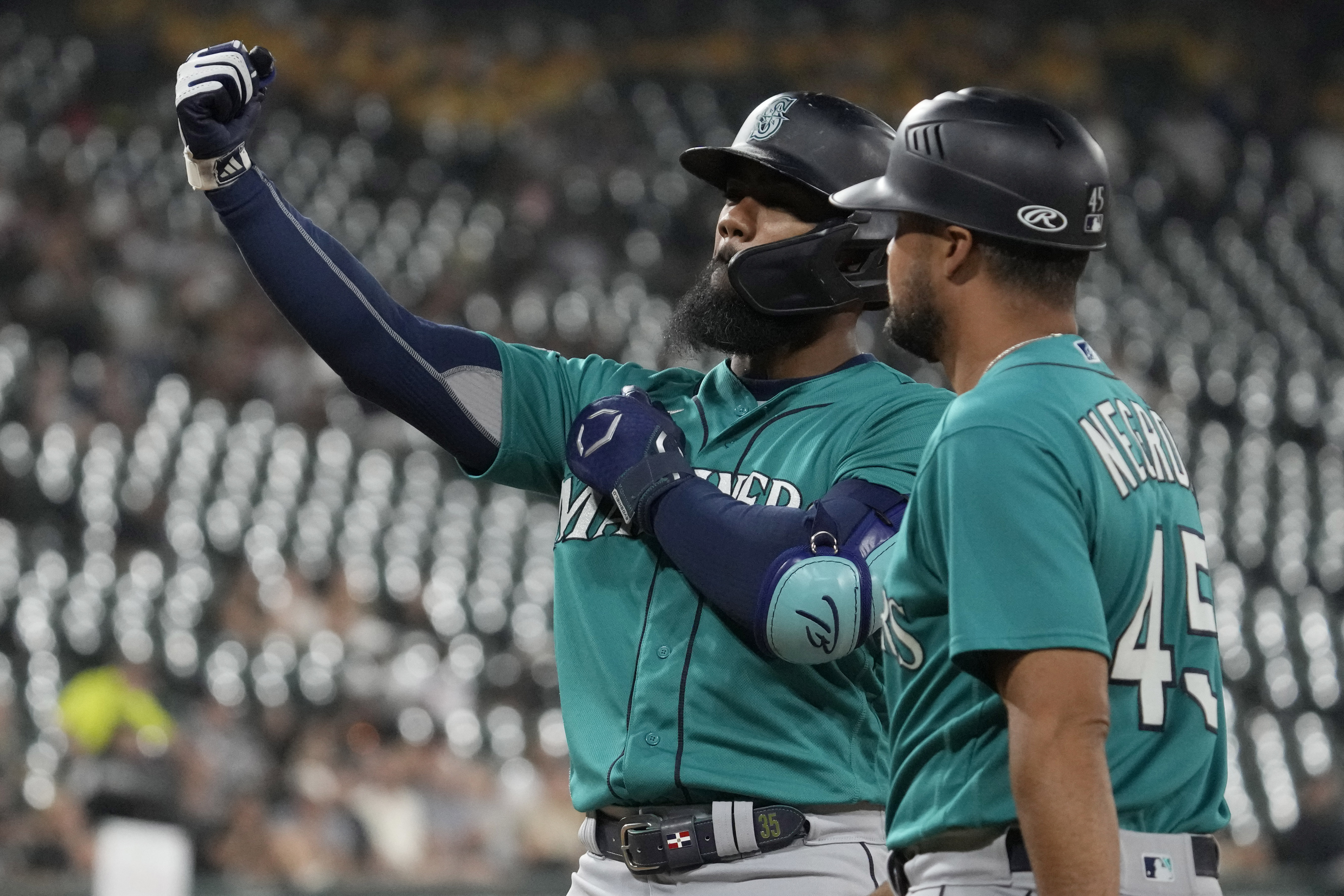 MLB roundup: Cal Raleigh, Mariners manhandle White Sox