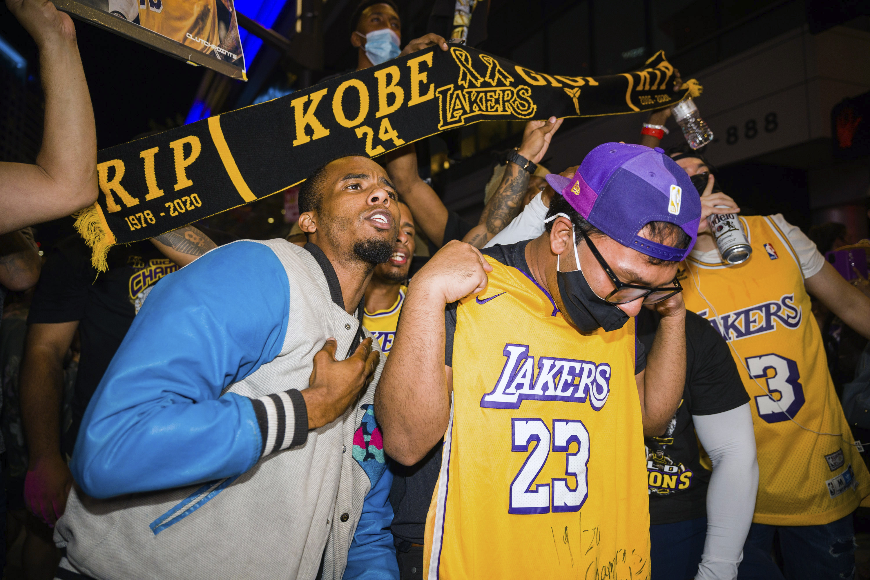 Los Angeles Lakers win record-tying 17th NBA title