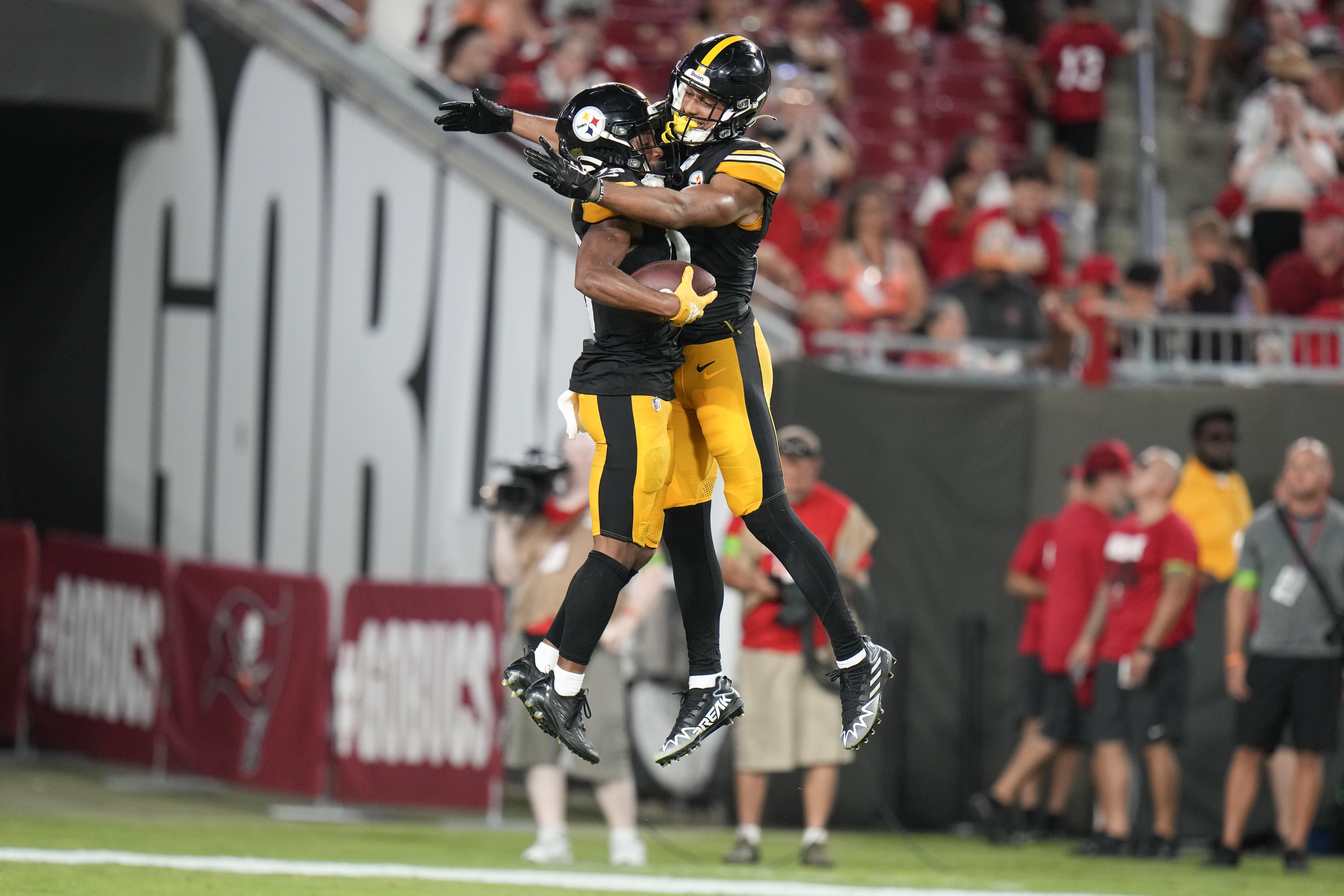 Steelers take down Buccaneers in preseason opener, 27-17