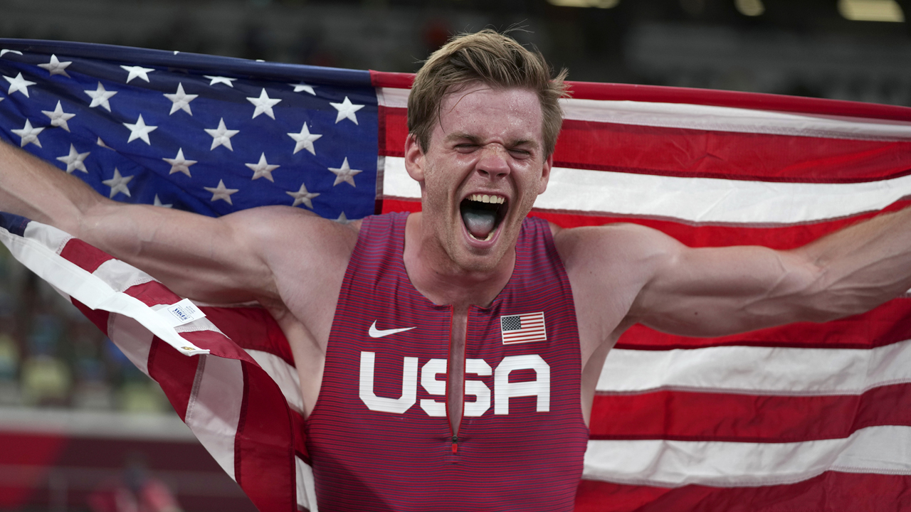 Photos: Christopher Nilsen wins silver in Olympic pole vault – KIRO 7 News Seattle