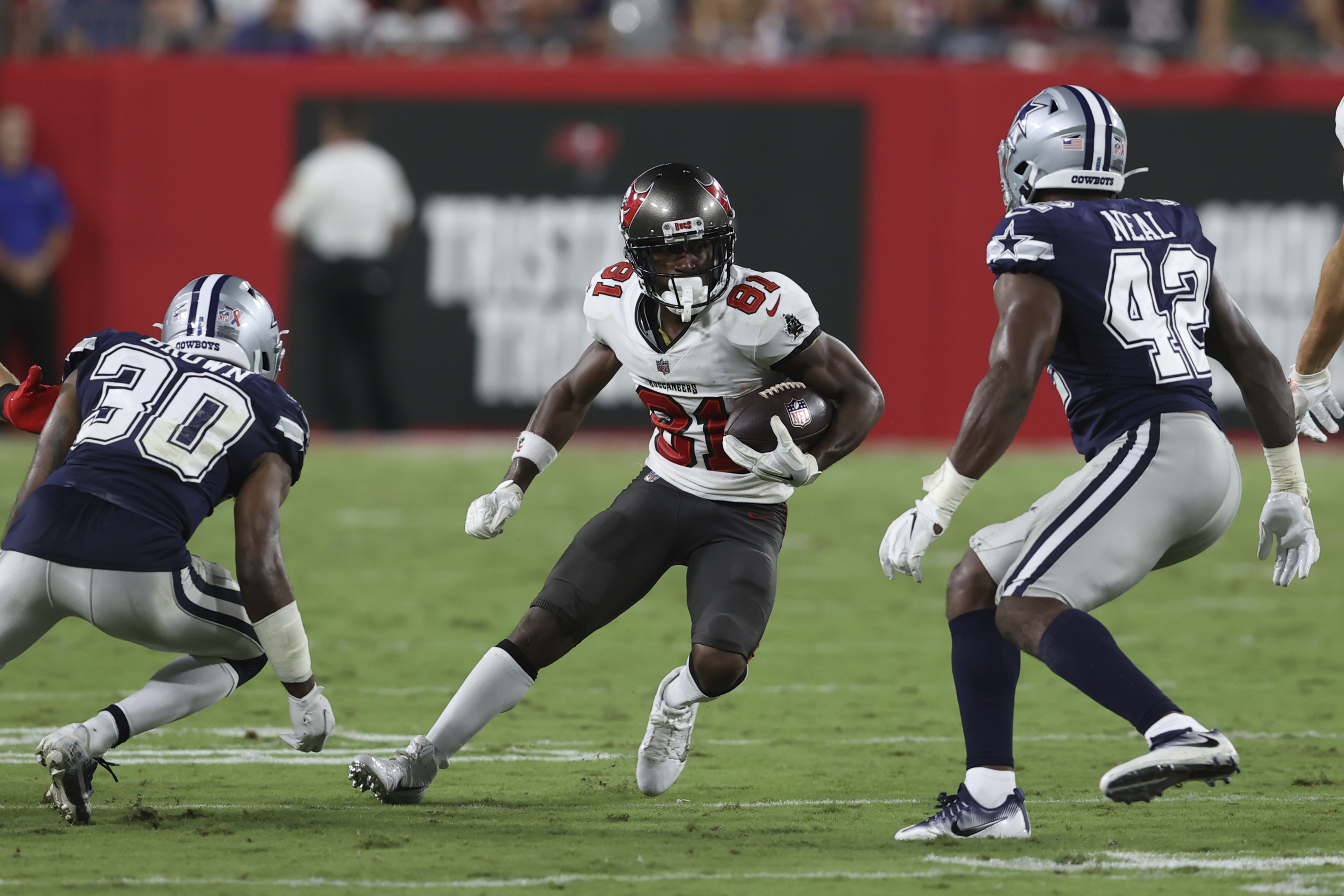 Photos: Tampa Bay Buccaneers beat Dallas Cowboys 31-29 in NFL kickoff game