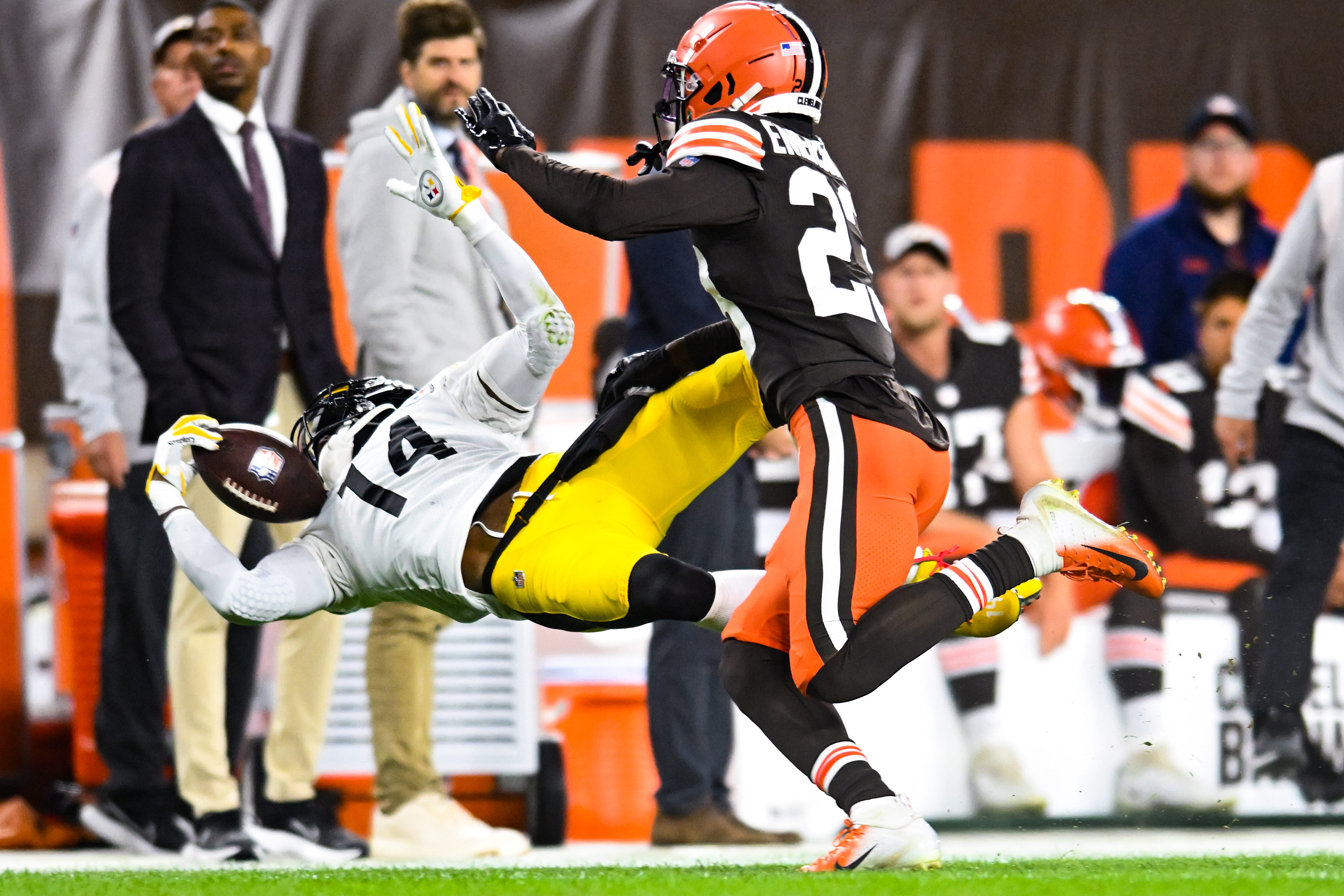 WATCH: Steelers wide receiver George Pickens makes incredible one-handed  catch - CBS Pittsburgh