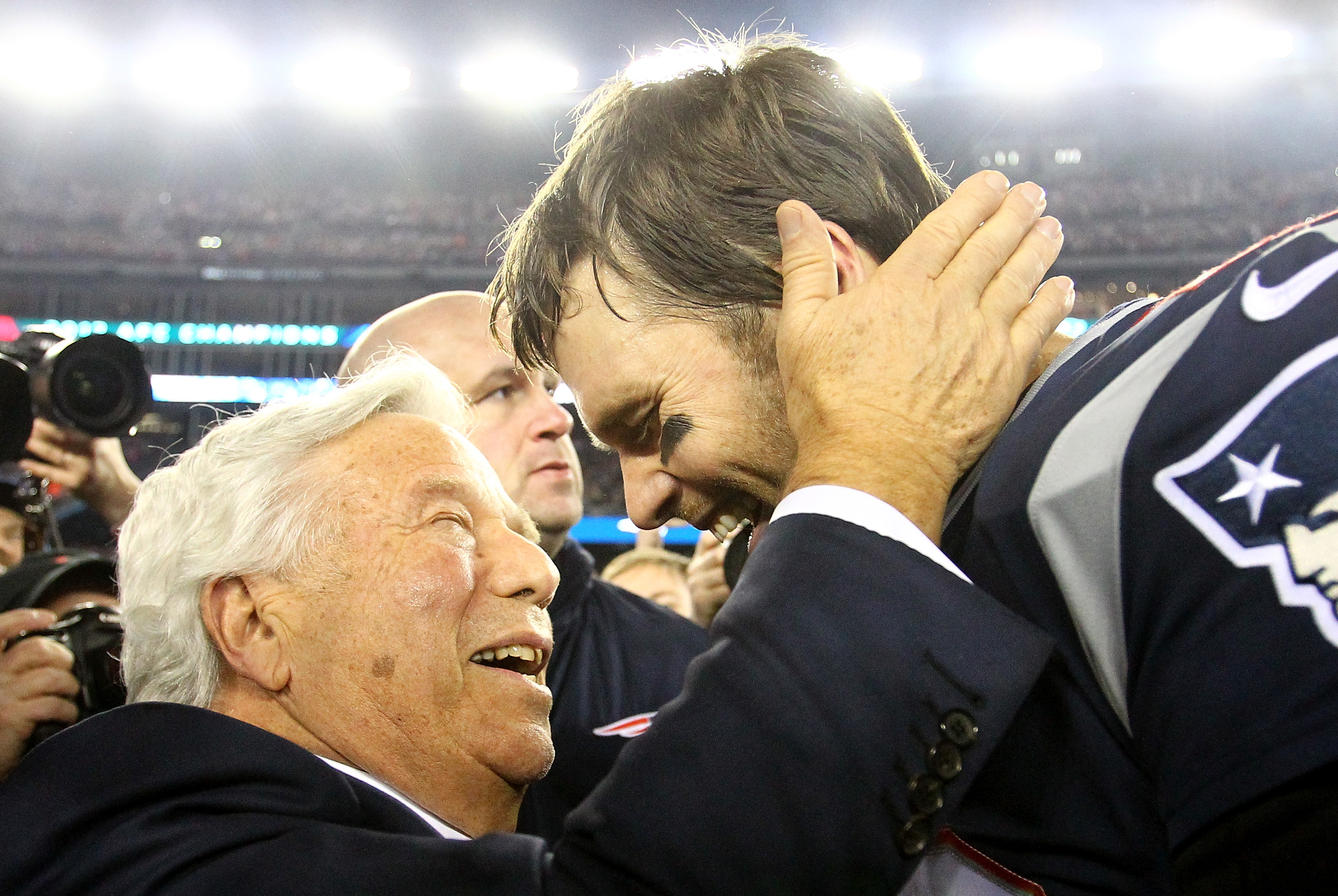 Robert Kraft hosts ceremony to present Patriots Super Bowl XLIX