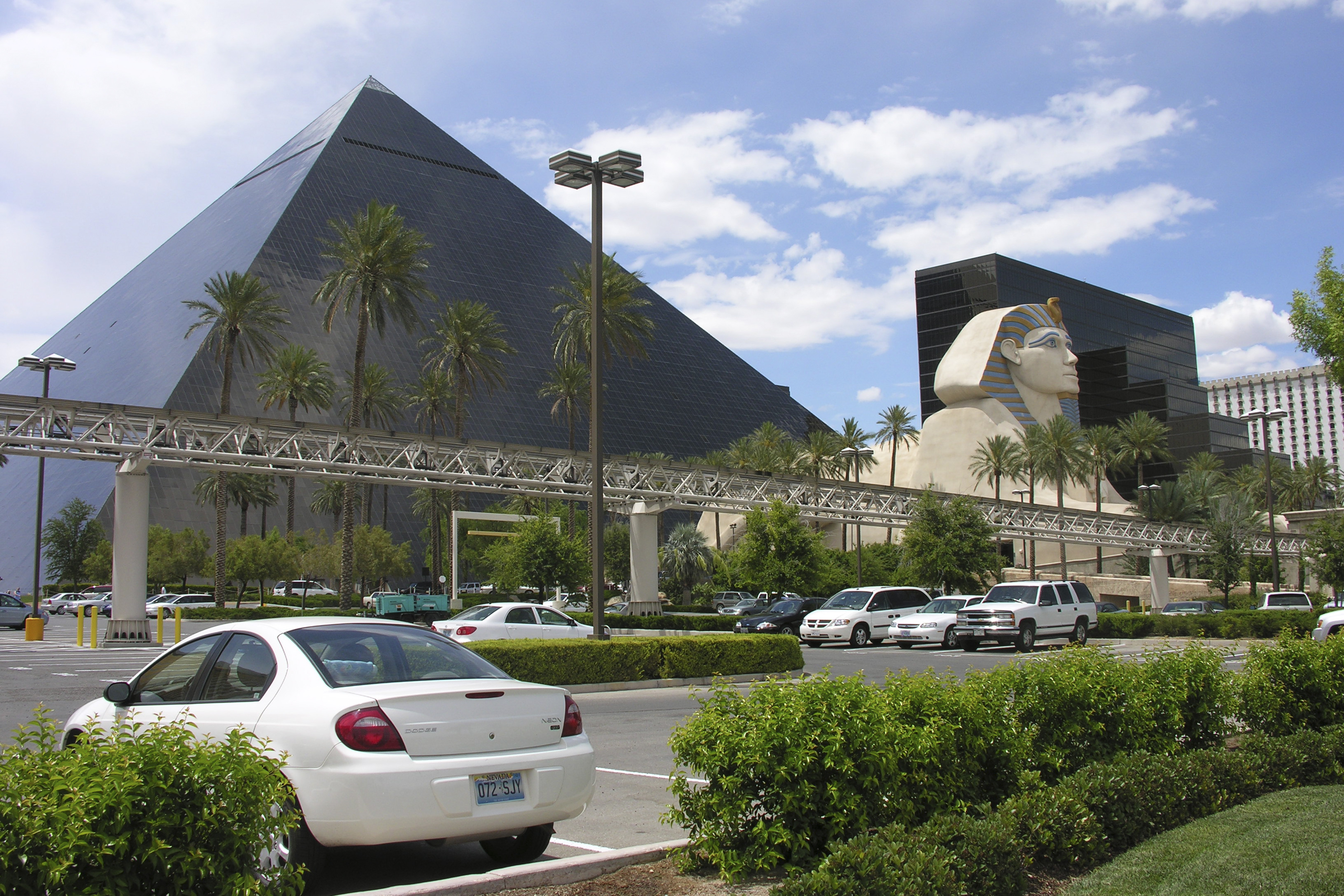 Video captures wild dust devil at Luxor pool in Las Vegas