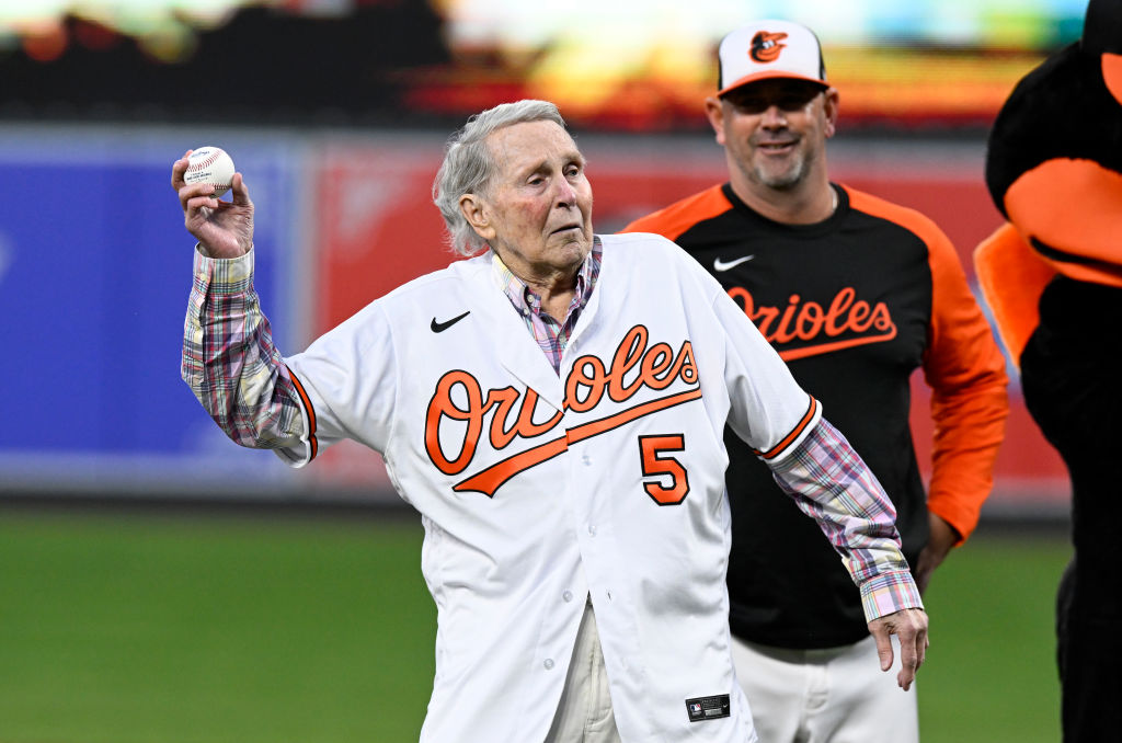 Brooks Robinson, Hall of Fame third baseman for Orioles, dies at