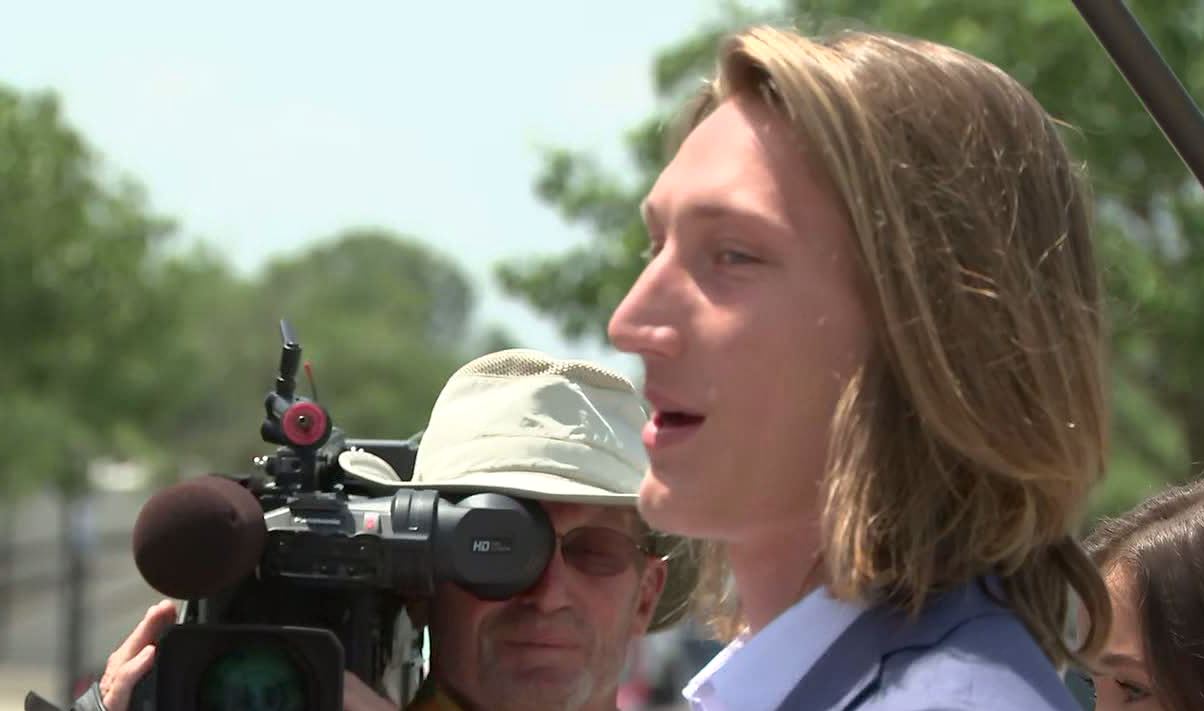 Photos, video: Trevor Lawrence lands in Jacksonville, arrives at TIAA Bank  Field – Action News Jax