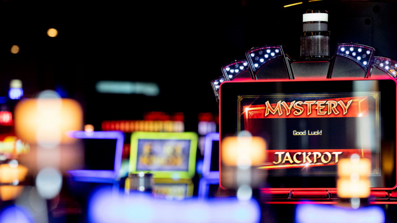 Las Vegas resident hits $10.5 million jackpot on slot machine