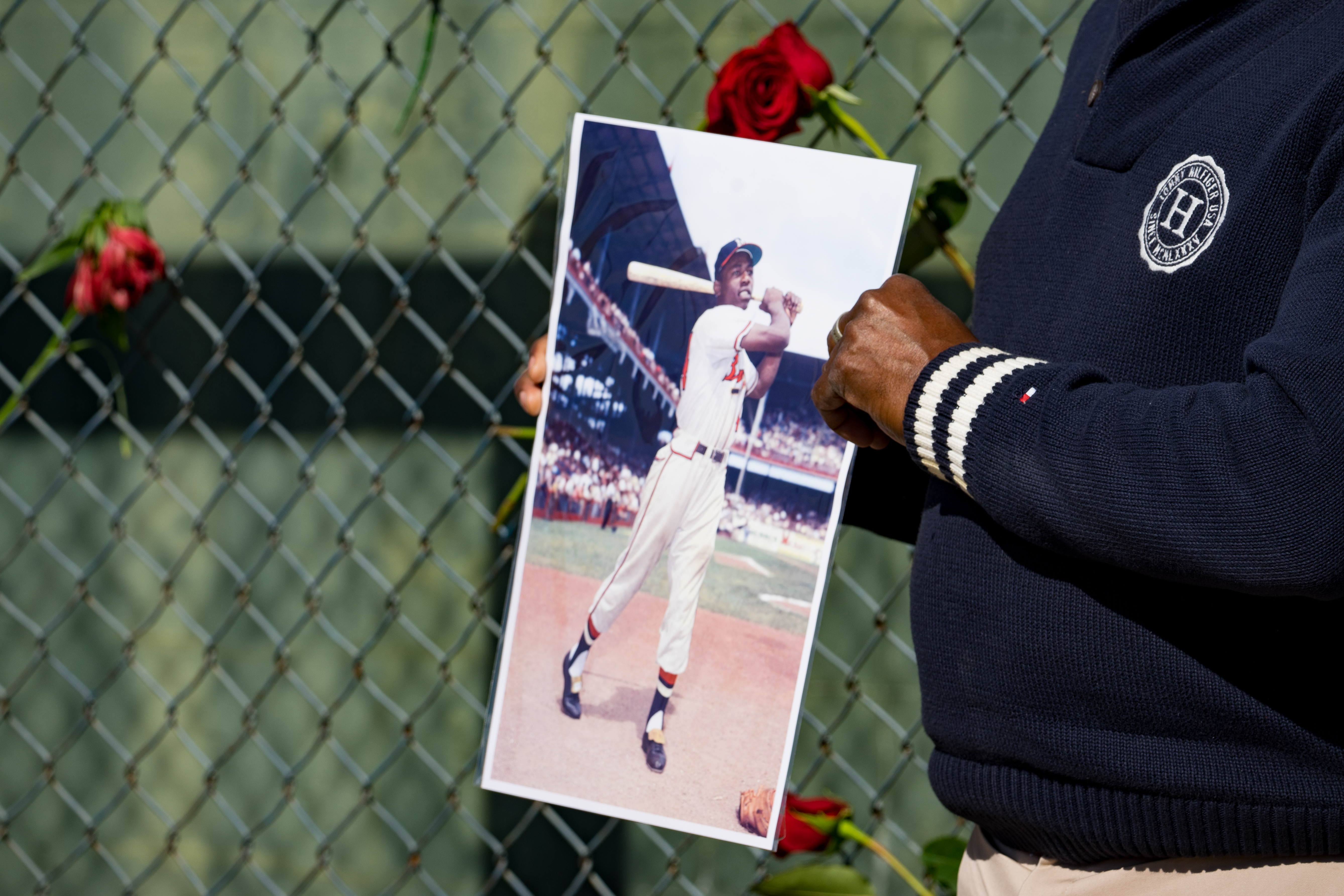 Statue of Braves legend Hank Aaron unveiled at Louisville Slugger Museum –  WSB-TV Channel 2 - Atlanta