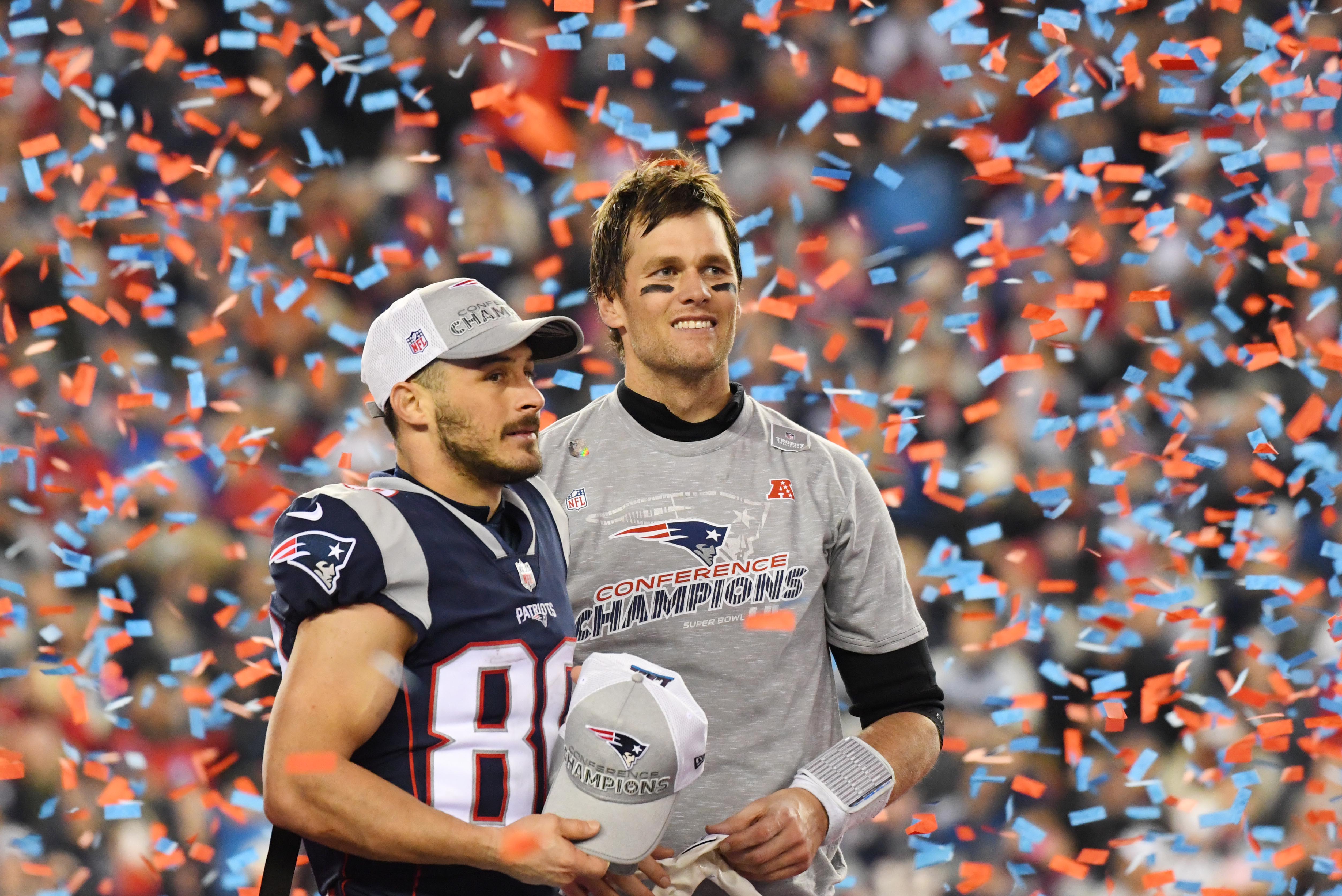 Том брэди 2024. Tom Brady 2024. Роб Шнайдер и том Брэди. Super Bowl Champions NFL красивые яркие фоны. Американский футбол Wallpapers Patriots New England.