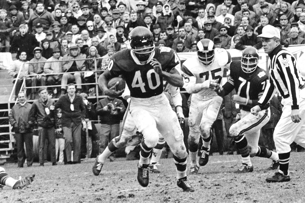 Gale Sayers paid tribute to Brian Piccolo 50 years ago tonight - NBC Sports