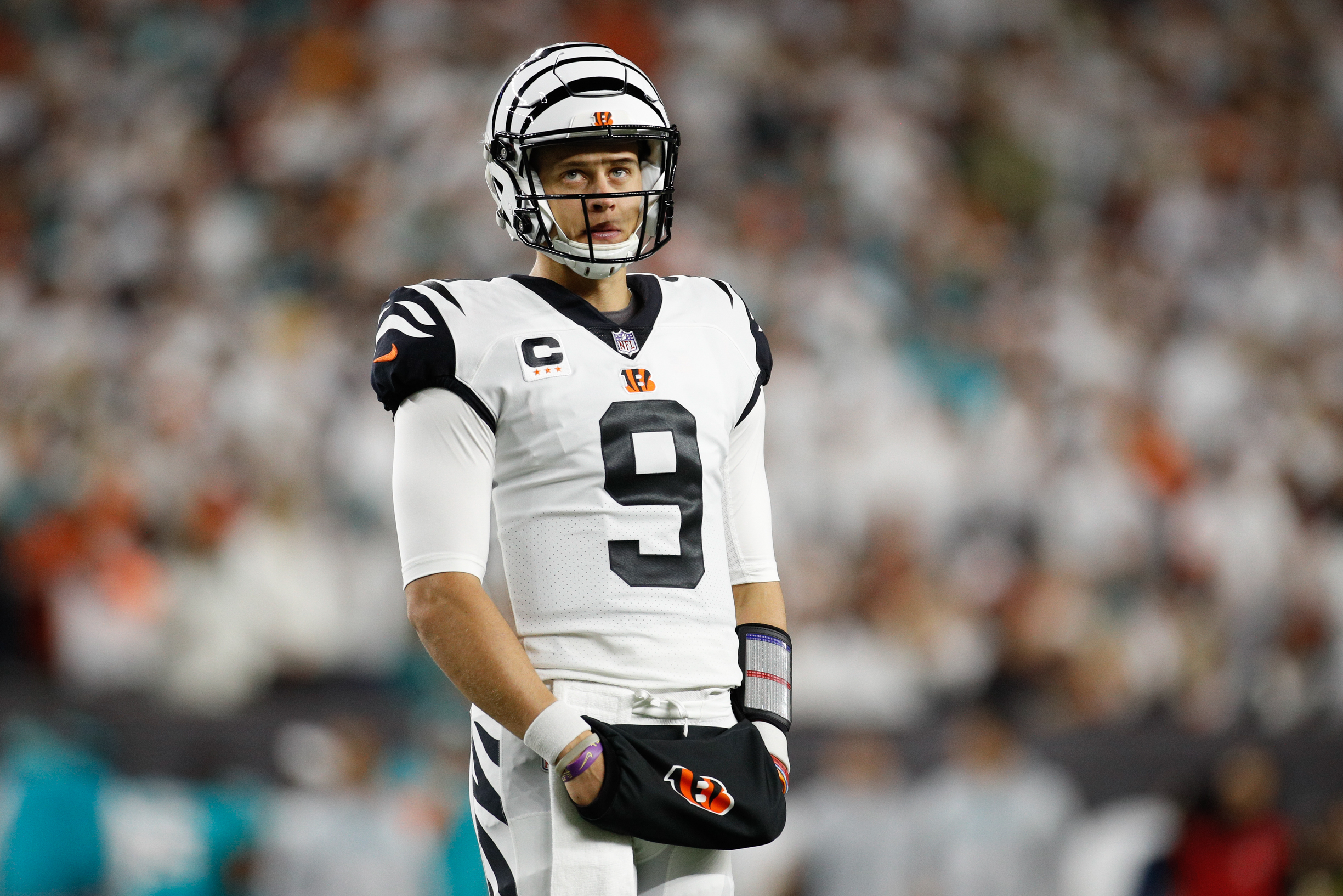 CINCINNATI, OH - SEPTEMBER 29: Cincinnati Bengals quarterback Joe Burrow  (9) looks to pass during the game against the Miami Dolphins and the  Cincinnati Bengals on September 29, 2022, at Paycor Stadium