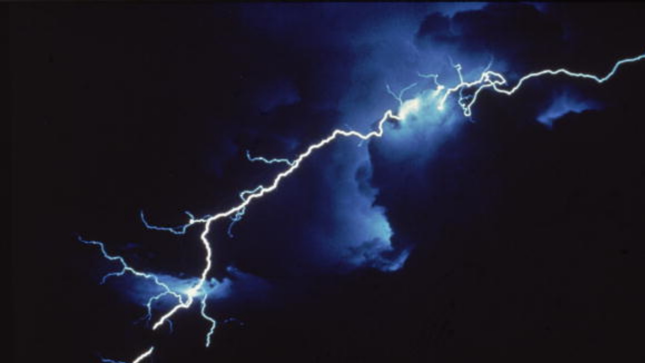 Scary: Lightning strike sends debris flying in Louisiana neighborhood – WFTV