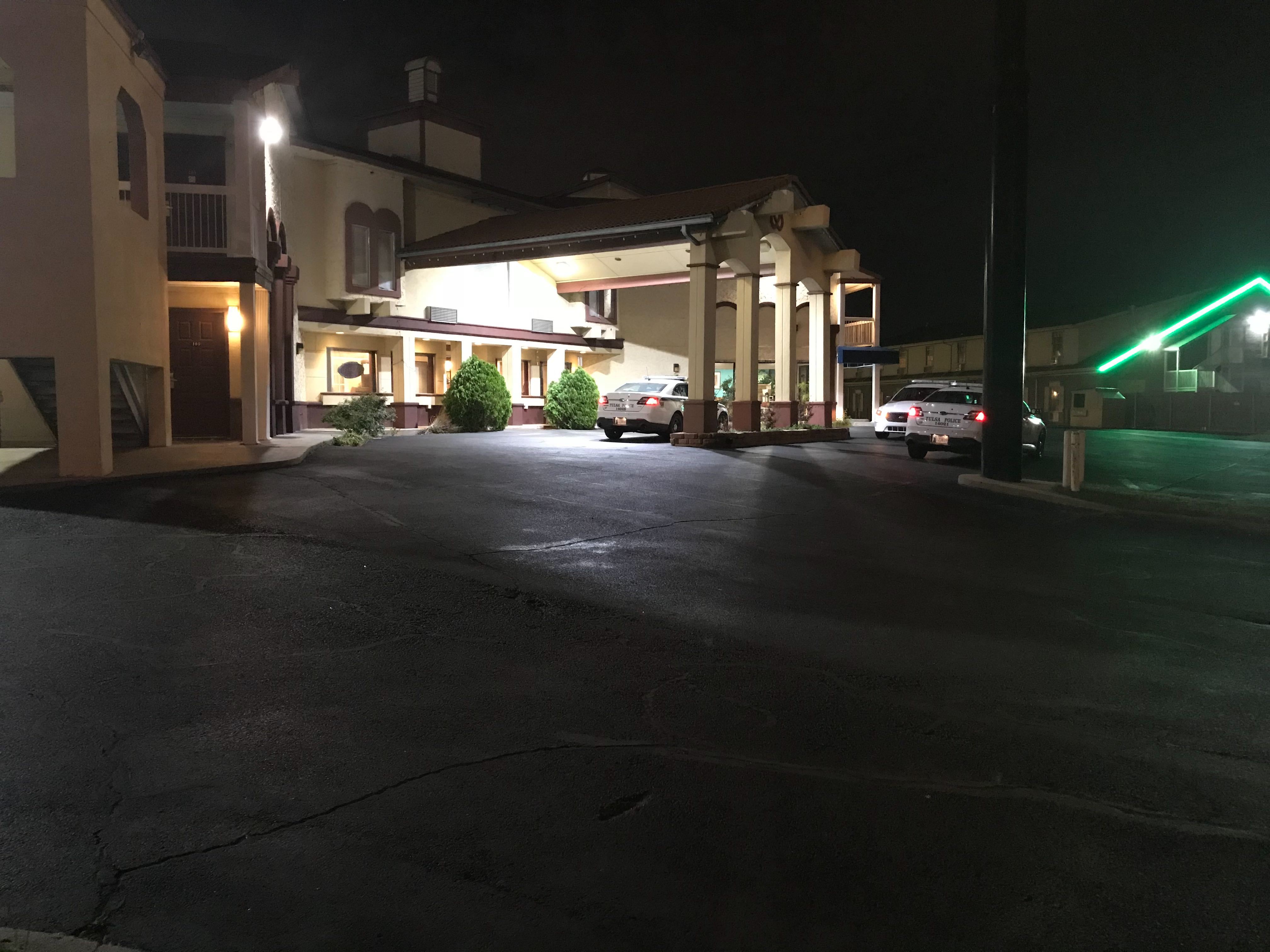 Hotel guest robbed at gunpoint 102.3 KRMG