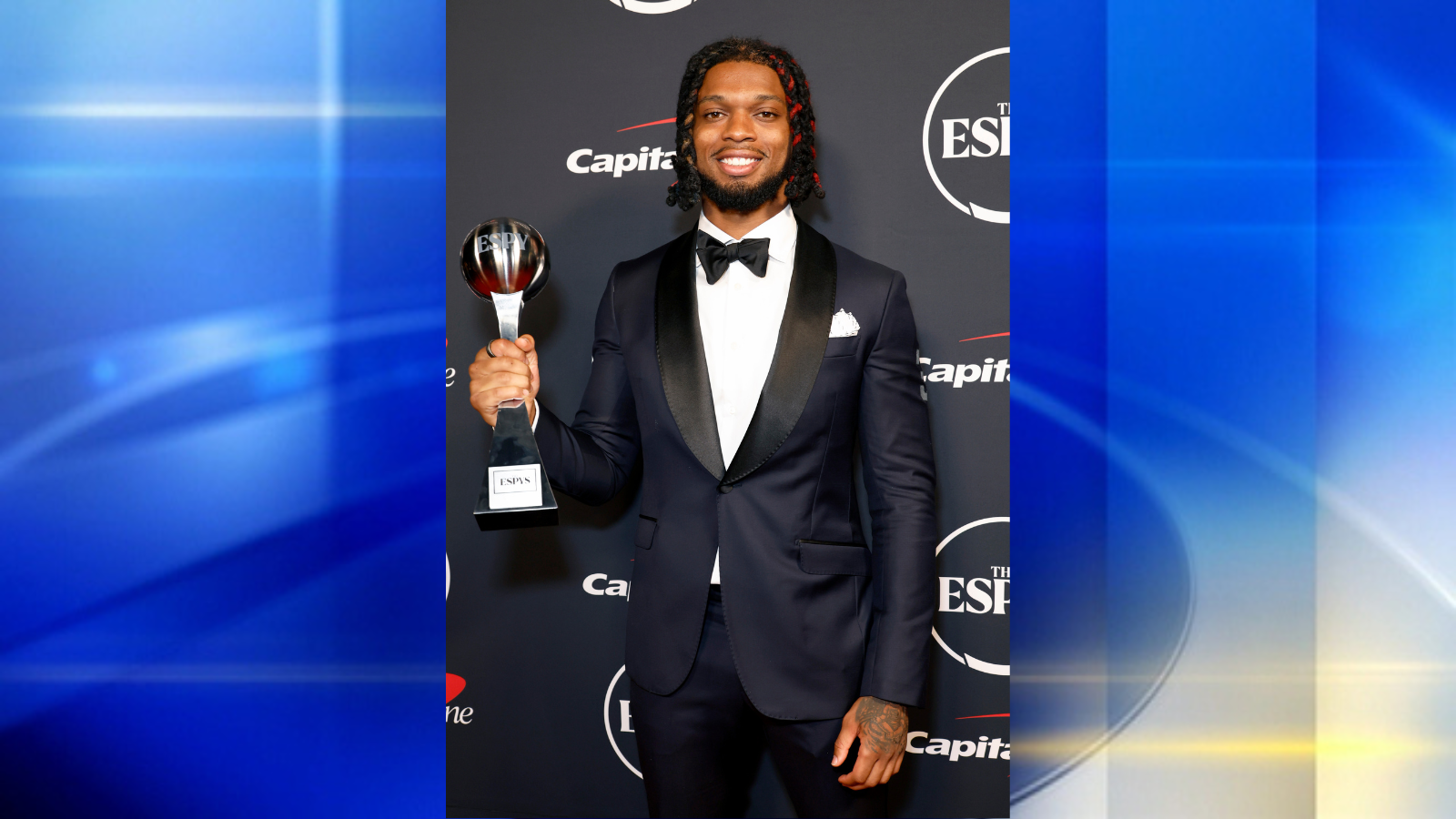 Damar Hamlin Presents Pat Tillman Award to Buffalo Bills Staff