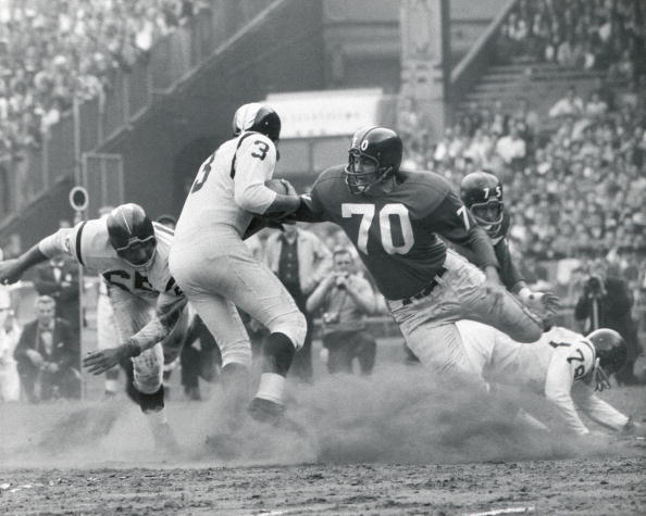 Sam Huff, Fearsome Hall of Fame Giants Linebacker, Dies at 87 - The New York  Times