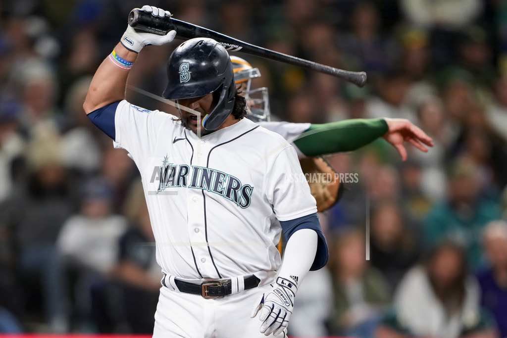 Mariners edge Royals, pull into tie for 1st in AL West