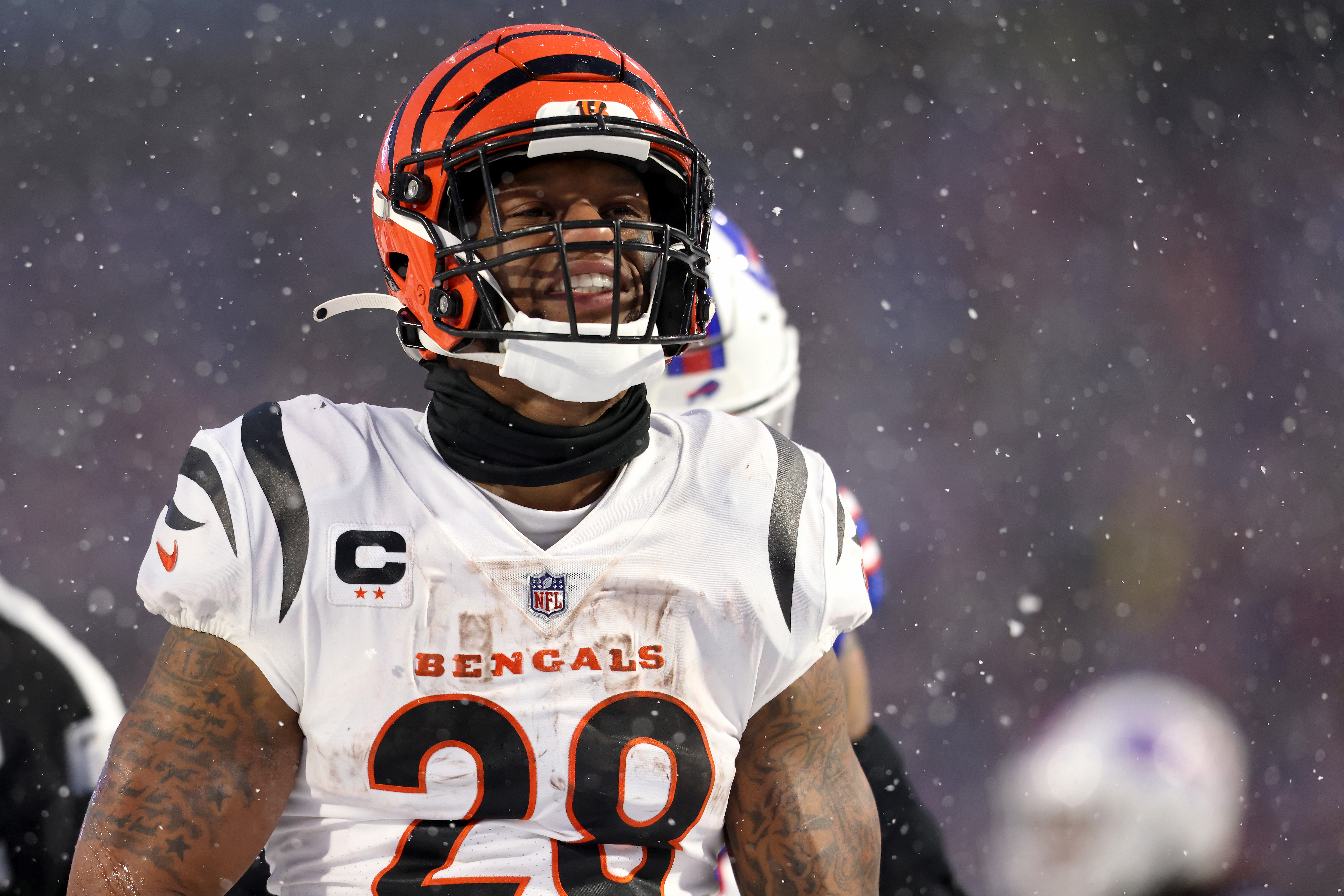 Bengals' Joe Mixon recharged with pointing gun at woman