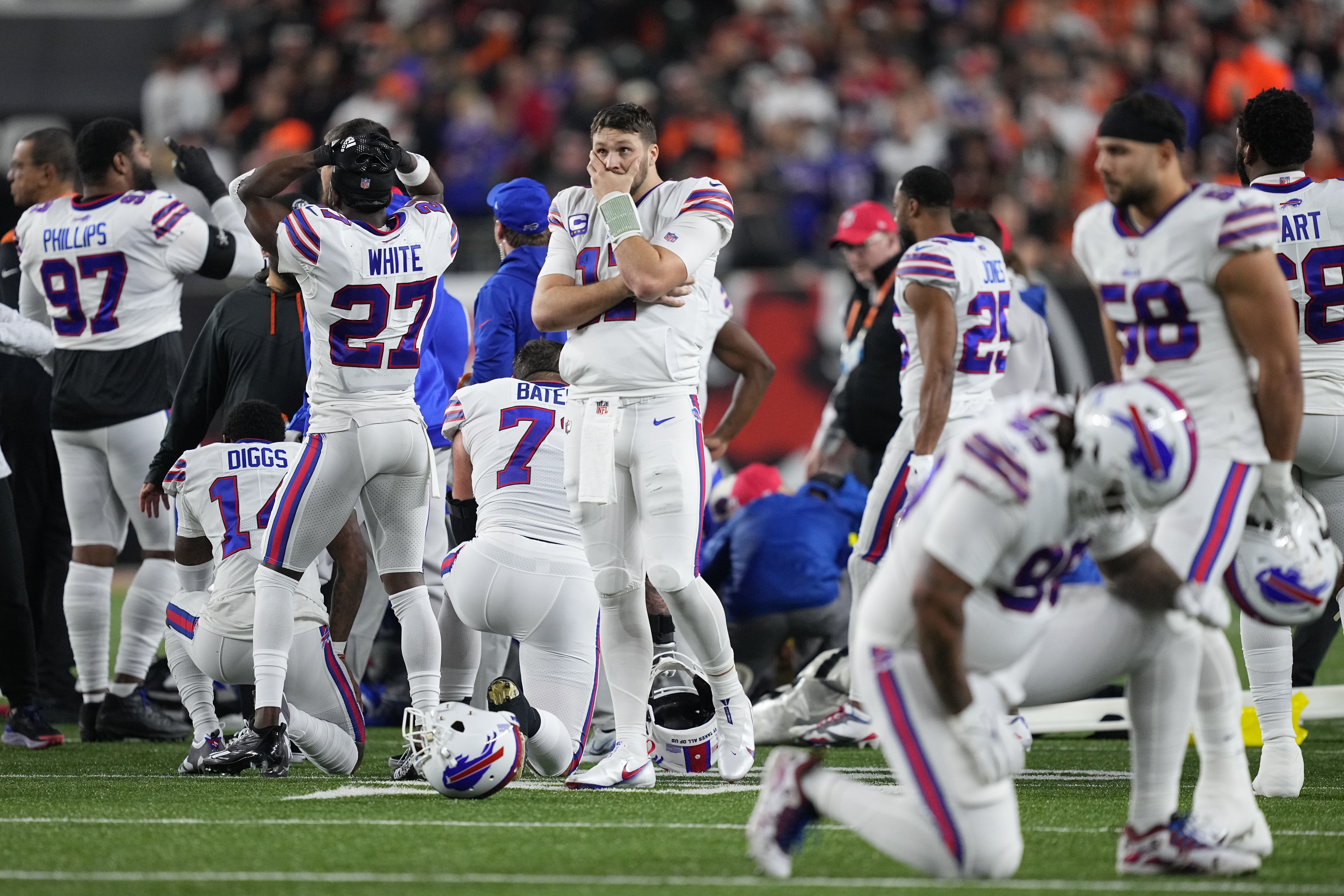 Damar Hamlin Cheers on Buffalo Bills Teammates From Hospital - E! Online