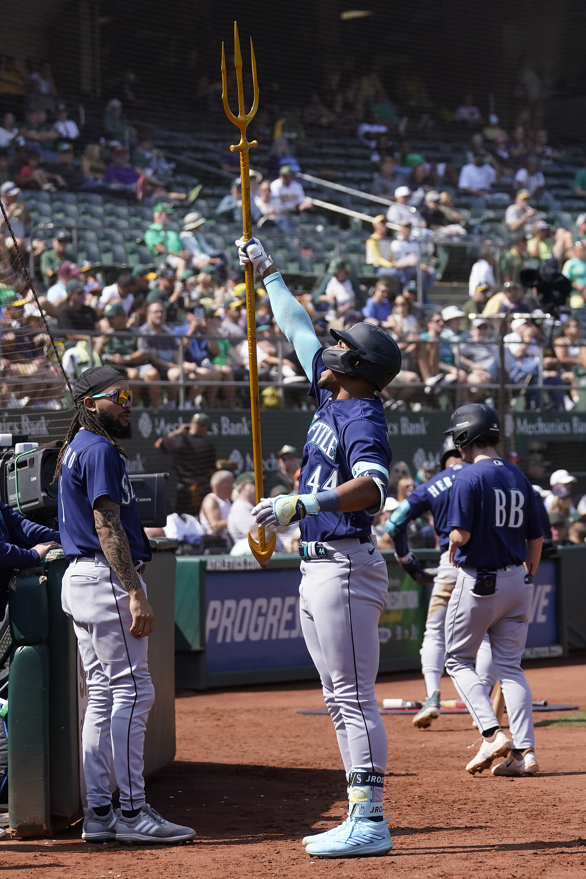 Dominic Canzone homers and drives in 4 runs as the Mariners beat the A's to  keep pace with rivals