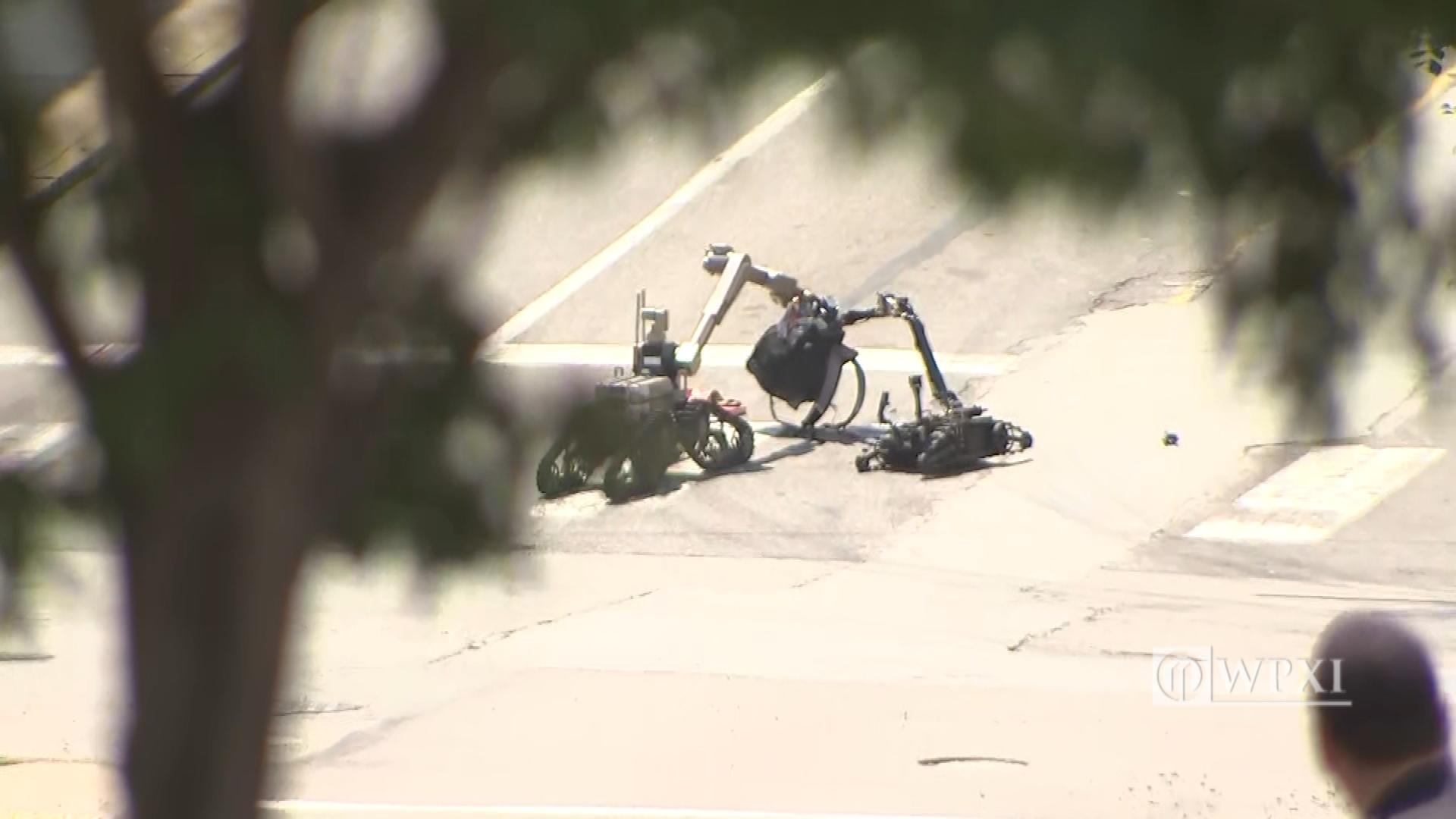 PHOTOS Pittsburgh police, bomb squad respond to a bank robbery