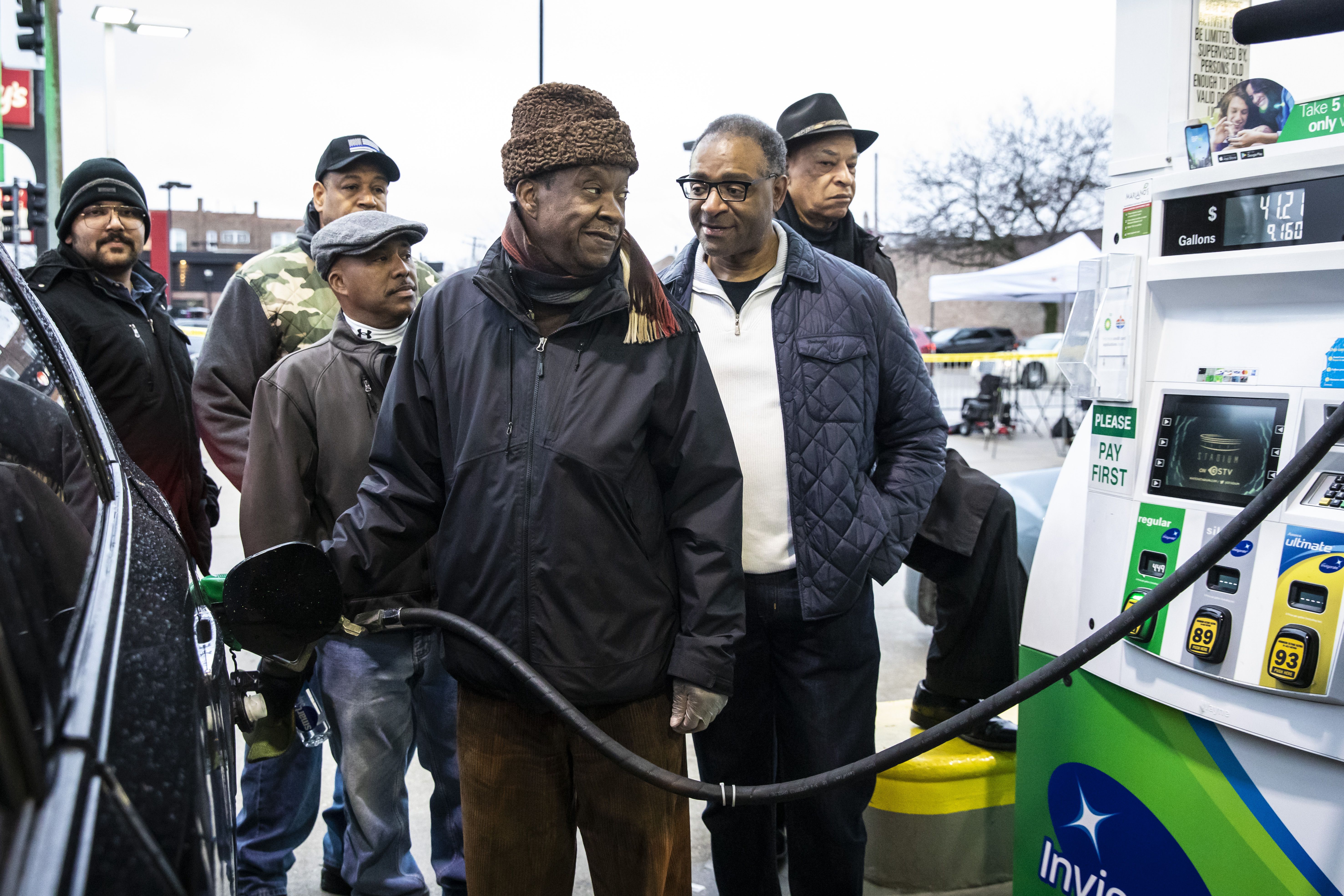 Willie Wilson's Gas Giveaway Sees Chicago Drivers Lining Up For