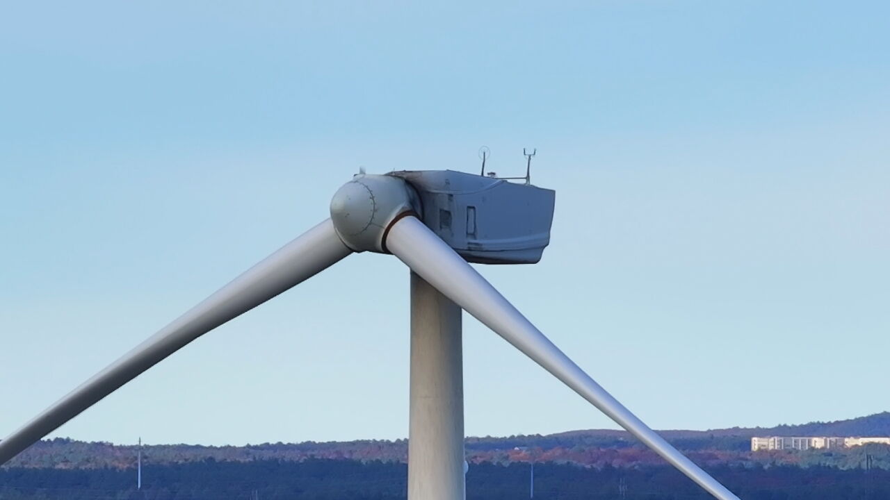 Wind turbine blade snaps and falls off in Plymouth – Boston 25 News