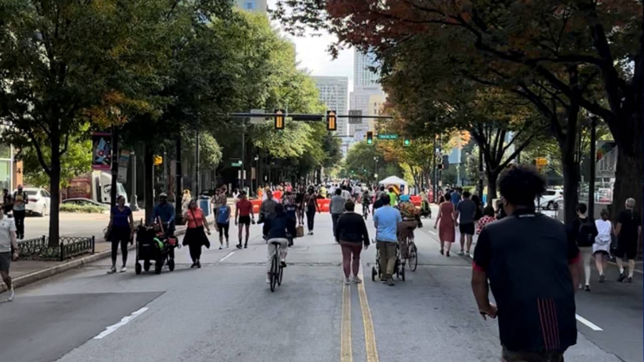 Atlanta testing ways to make Peachtree Street friendly to bicycles and  pedestrians