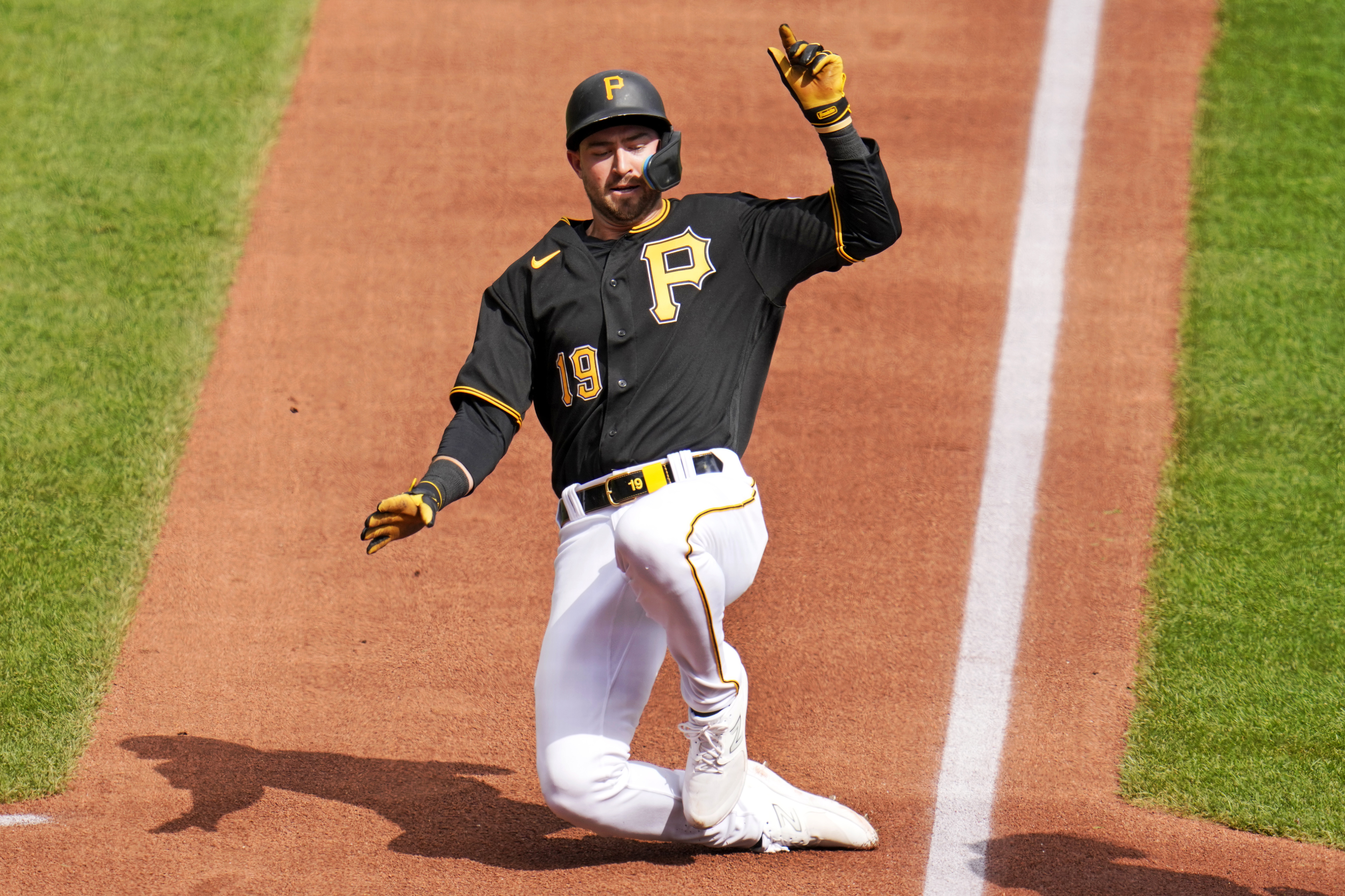 Jason Delay's Seventh-Inning Double Lifts Pirates Over Yankees 3-2