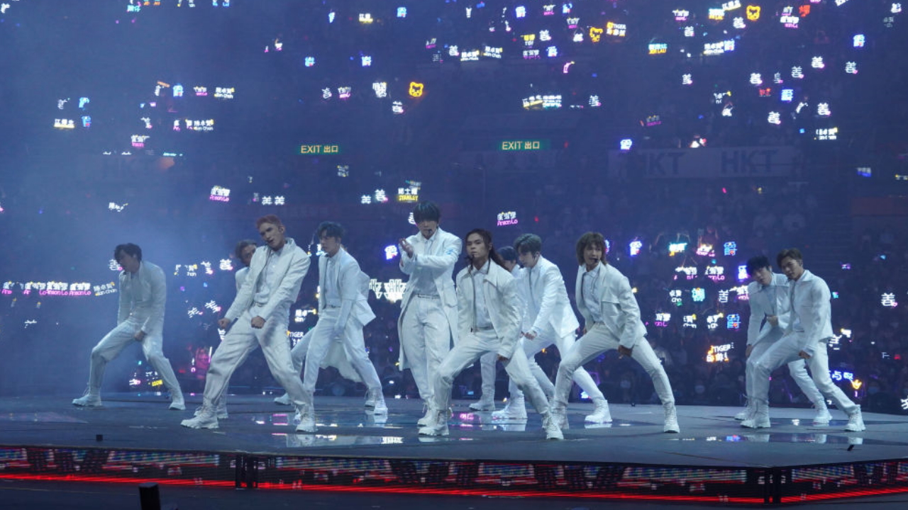 lcd screen falls on dancer made in china