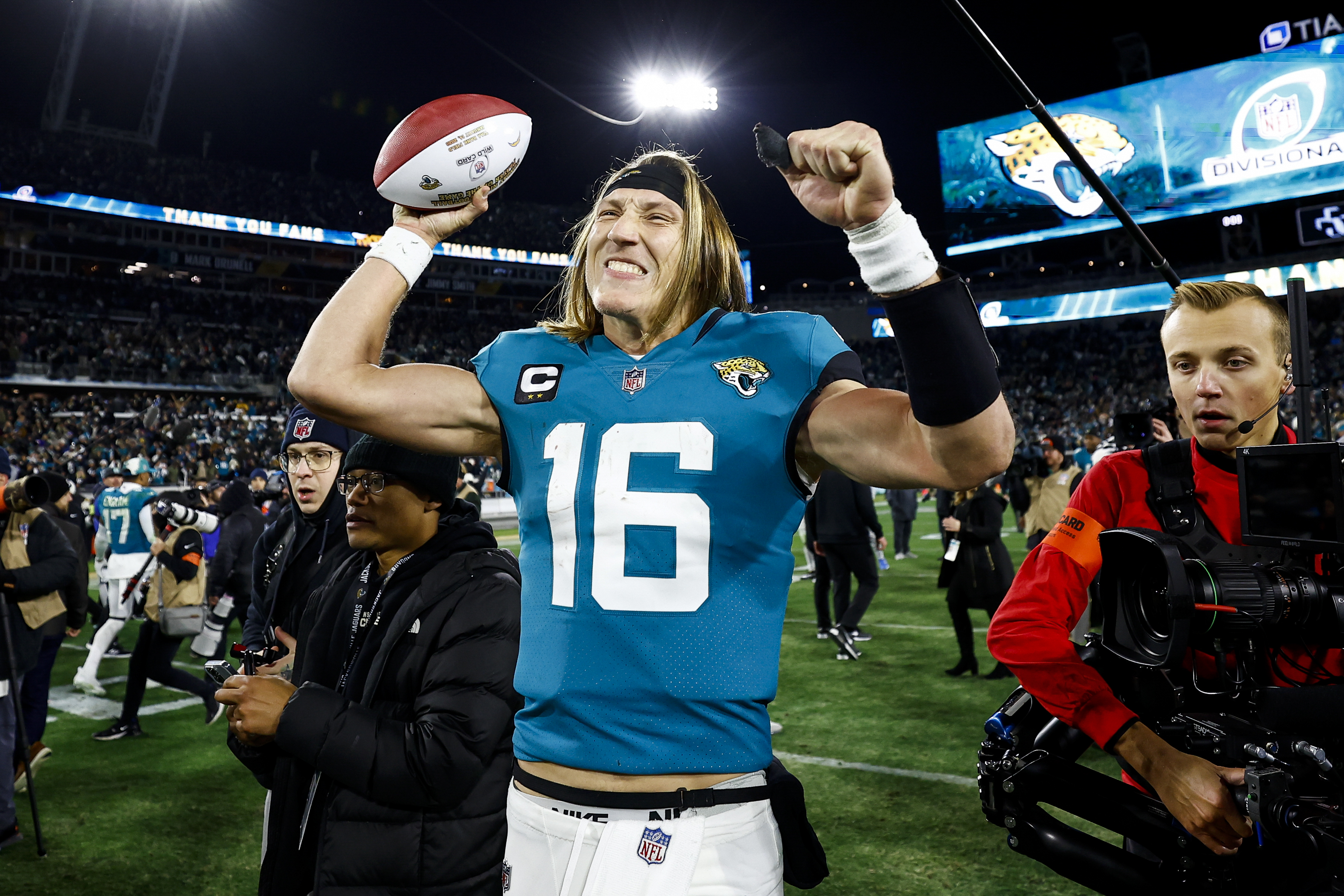 Jacksonville, FL, USA. 7th Jan, 2023. Jacksonville Jaguars quarterback  Trevor Lawrence (16) runs onto the field