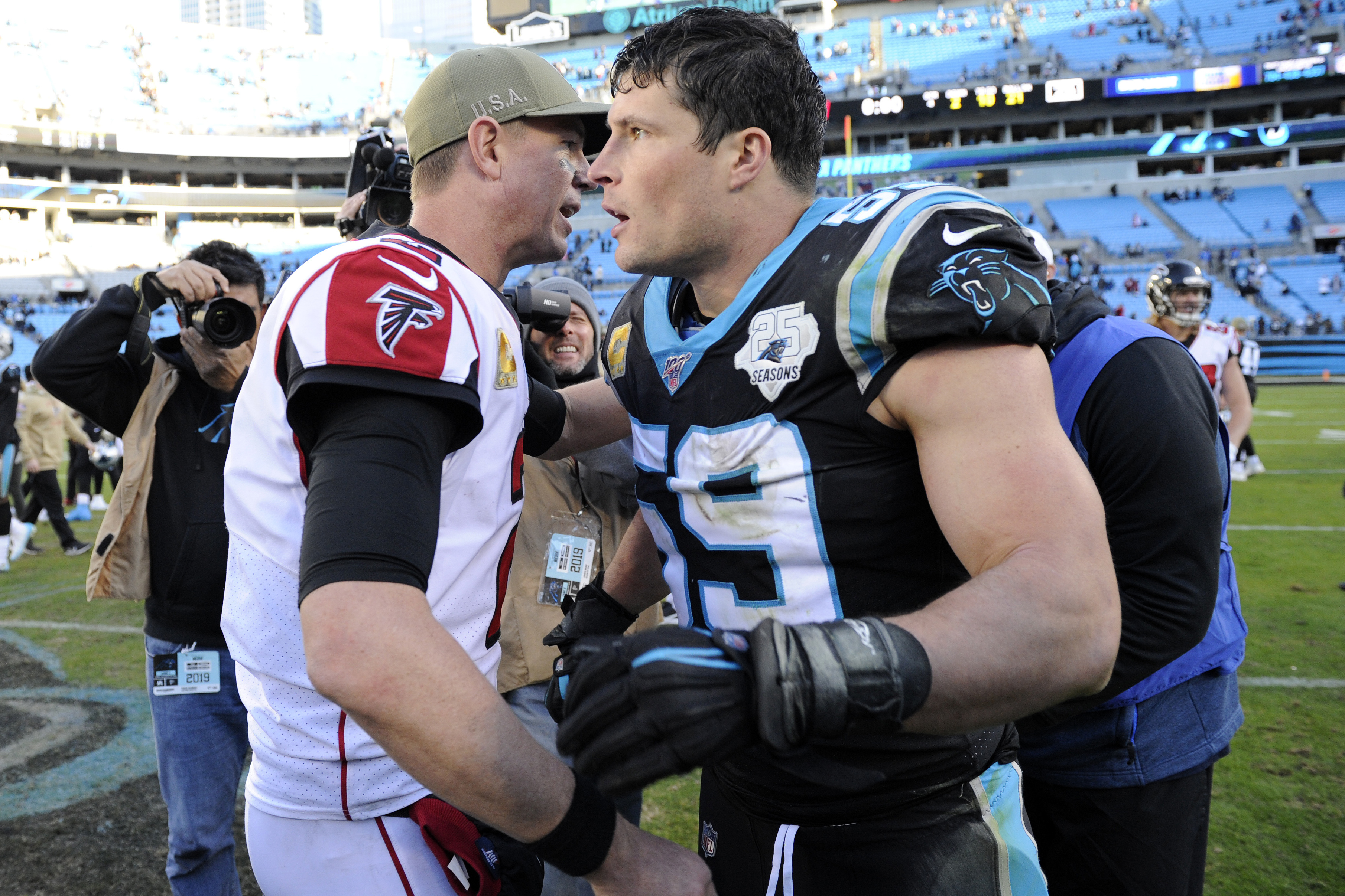 Charlotte, NC, USA. 25th Oct, 2015. Carolina Panthers middle linebacker  Luke Kuechly #59 in action in an NFL game against the Philadelphia Eagles  on October 25, 2015, at Bank of America Stadium