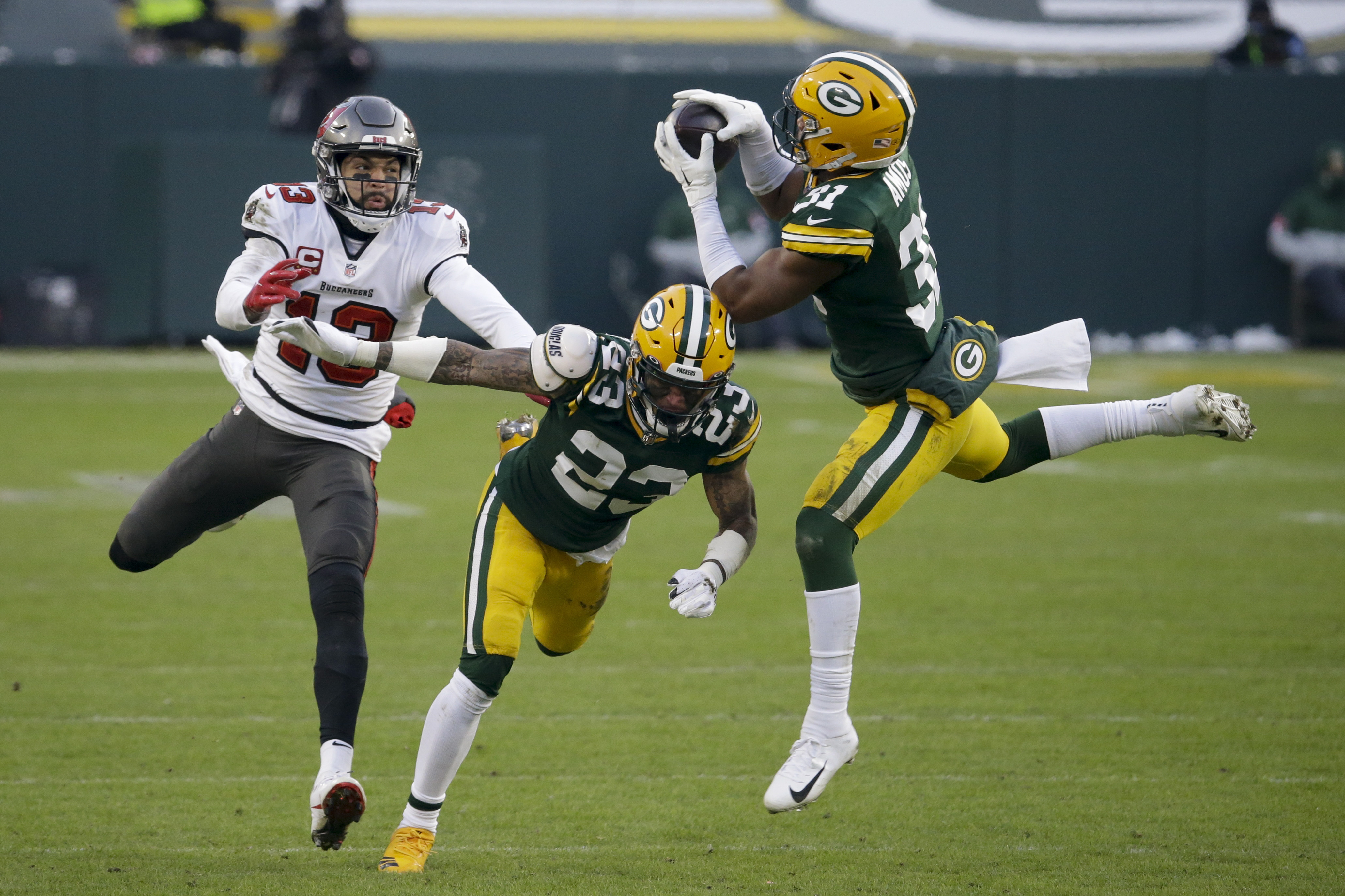 Photos: Tampa Bay Buccaneers beat Dallas Cowboys 31-29 in NFL kickoff game  – KIRO 7 News Seattle