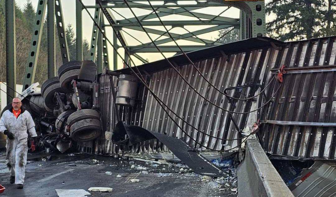 Eastbound SR 18 near Auburn reopens after semi hits Green River