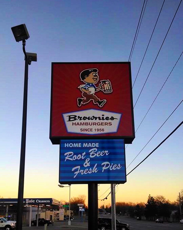 Brownies Hamburgers opens new location in south Tulsa 102.3 KRMG