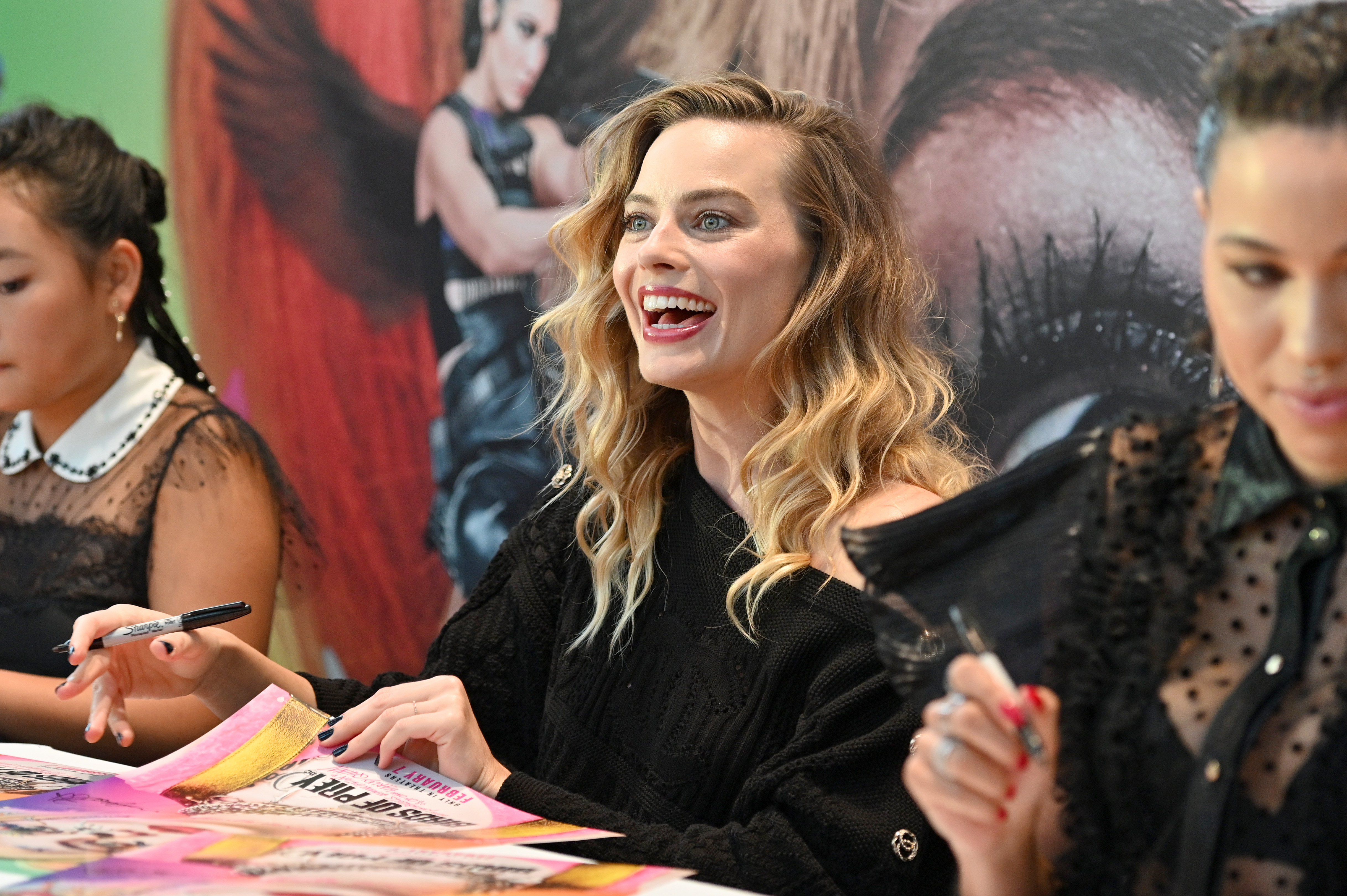 Margot Robbie And Cast At Times Square Birds of Prey Fan Experience -  Talking With Tami