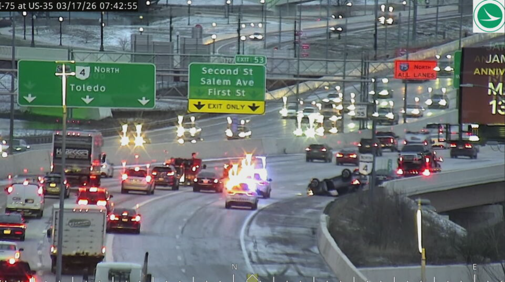 2 hospitalized after multi-vehicle crash on I-75 NB in Dayton