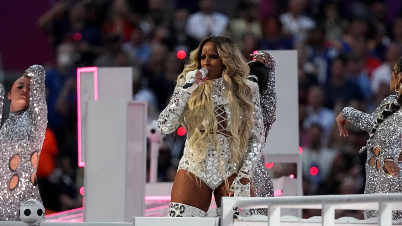 Kendrick Lamar performs during the #SuperBowl halftime show at SoFi Stadium.⁠  ⁠ 