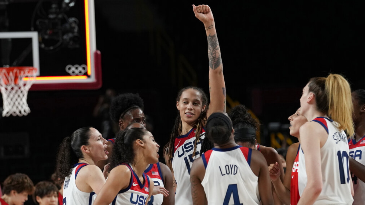 Photos: US women's basketball team wins gold medal – 960 The Ref