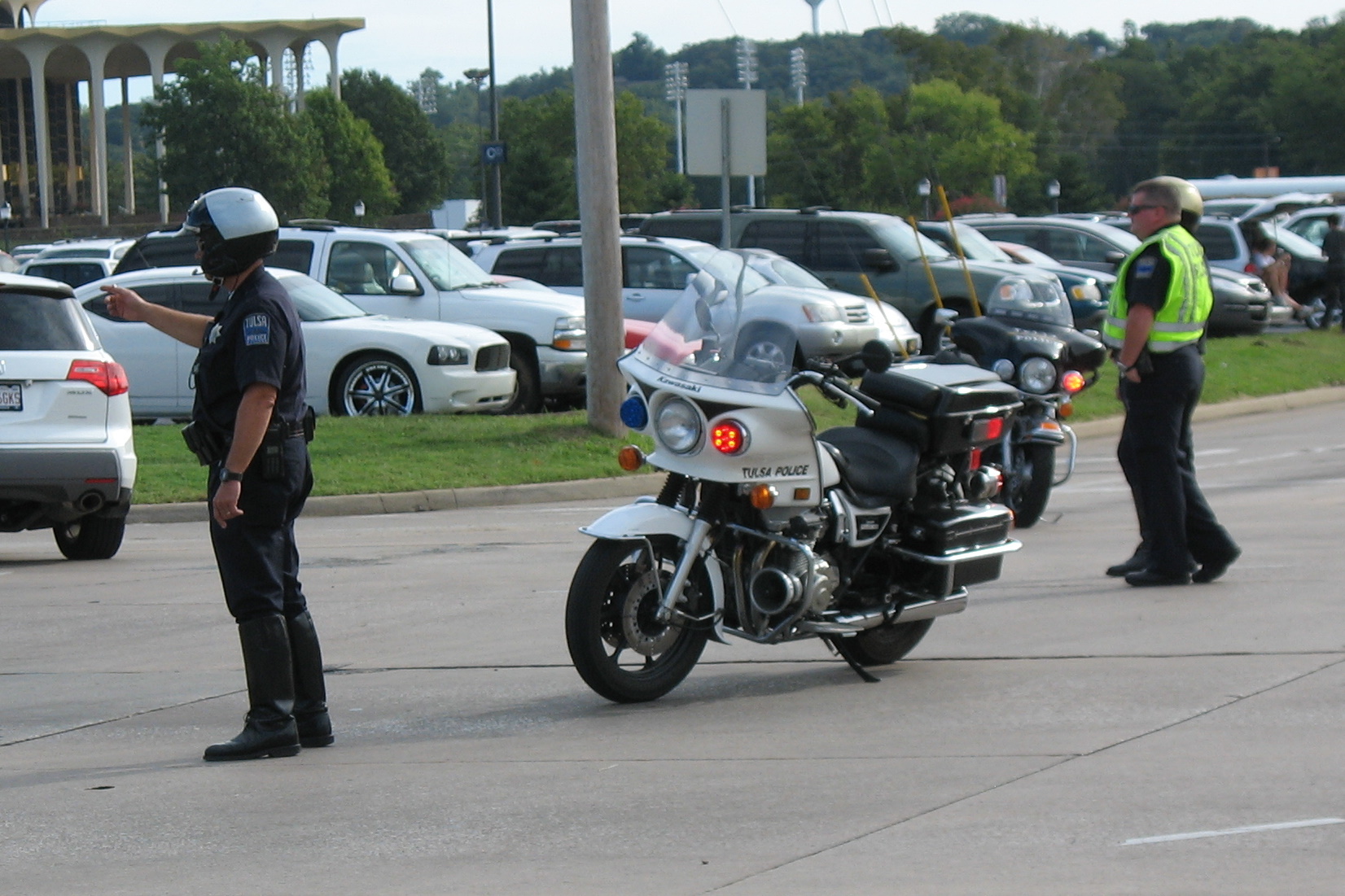 Motorcycle crash in Tulsa kills rider, closes 31st Street – 102.3 KRMG