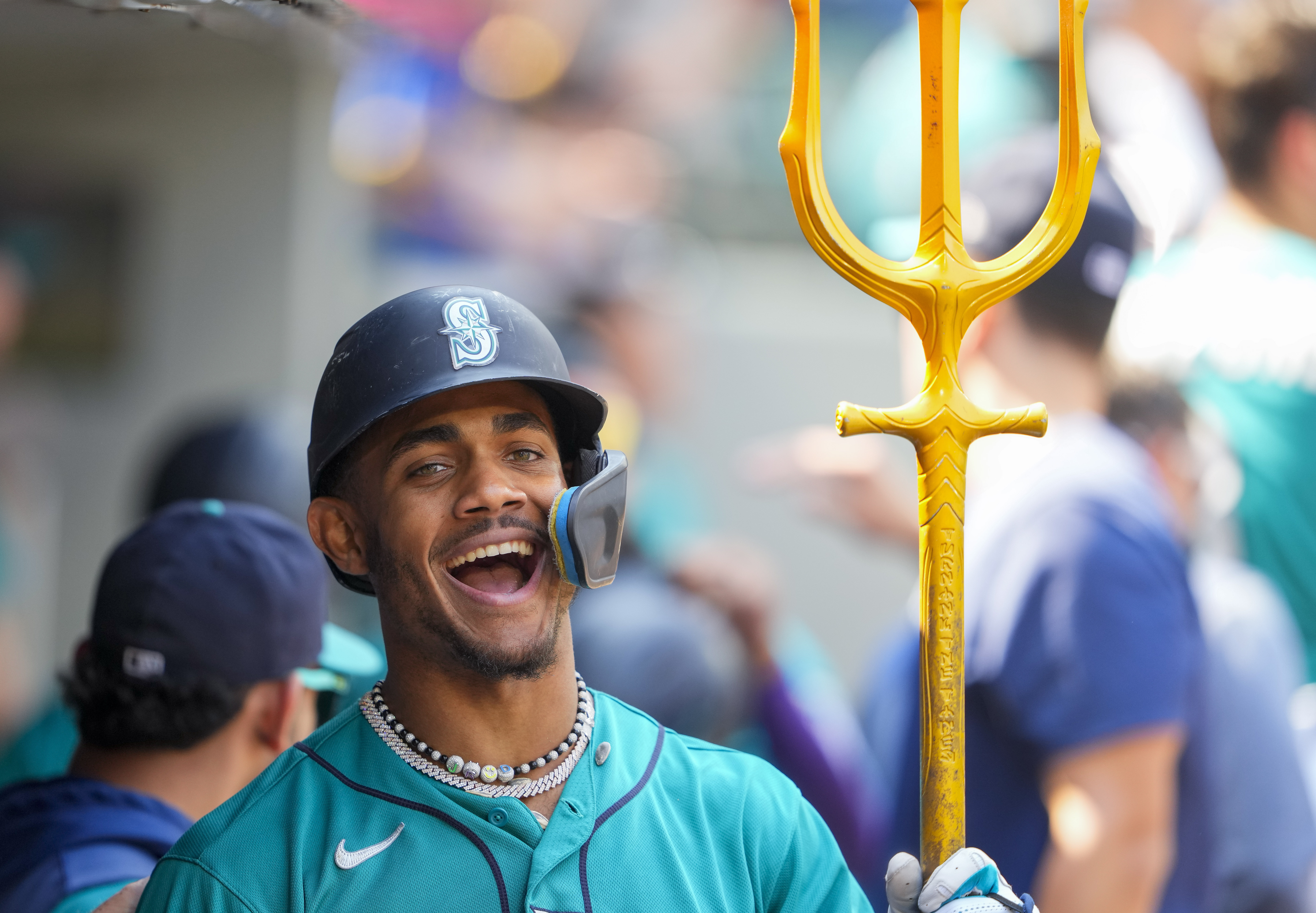 Mariners close out a record August by sending A's to their 95th defeat