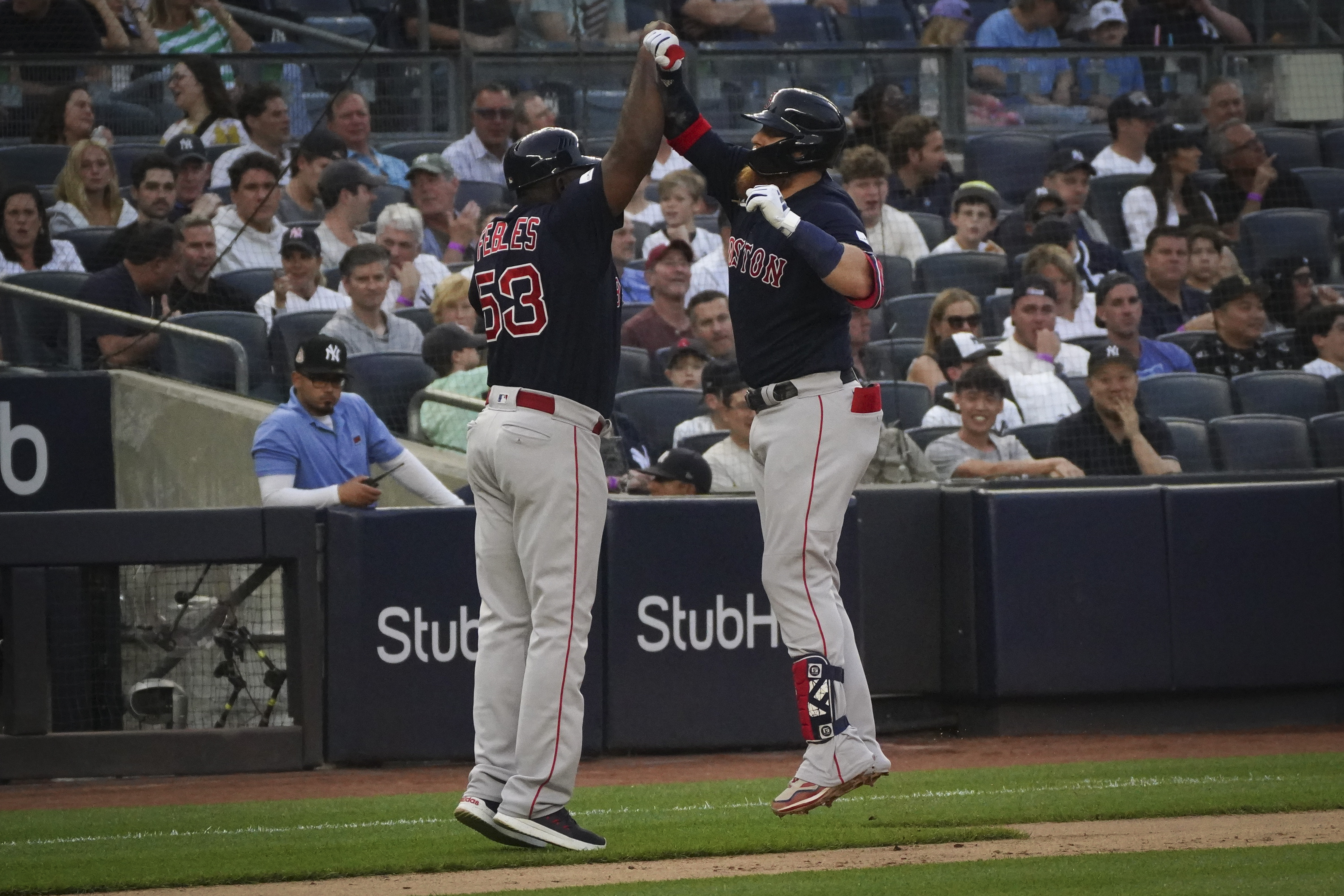 Hernández lifts Red Sox over Yankees 3-2 in 10 innings to take