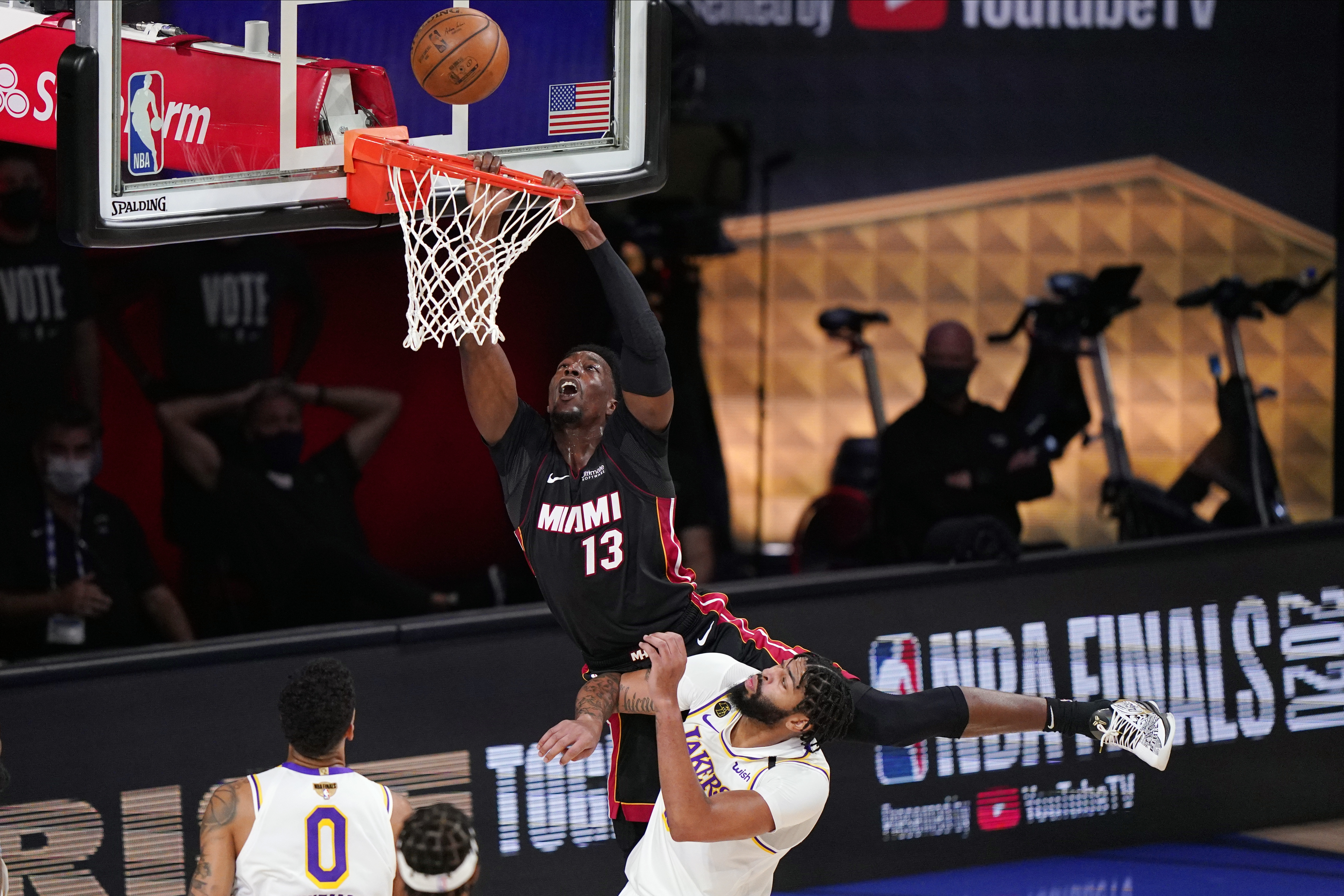 LA Lakers steamroll Miami Heat to capture record-tying 17th NBA