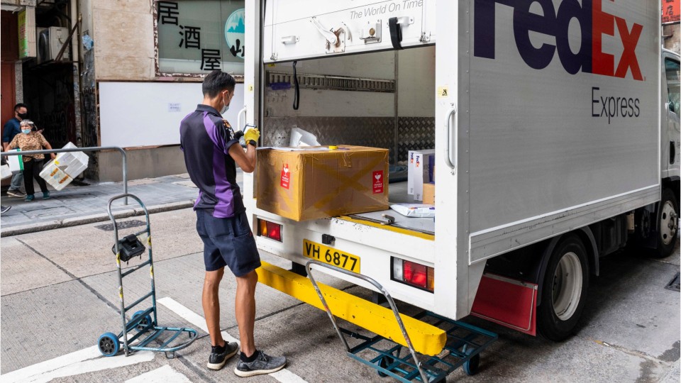 Now Hiring FedEx To Hire 70 000 Seasonal Workers 102 3 WBAB