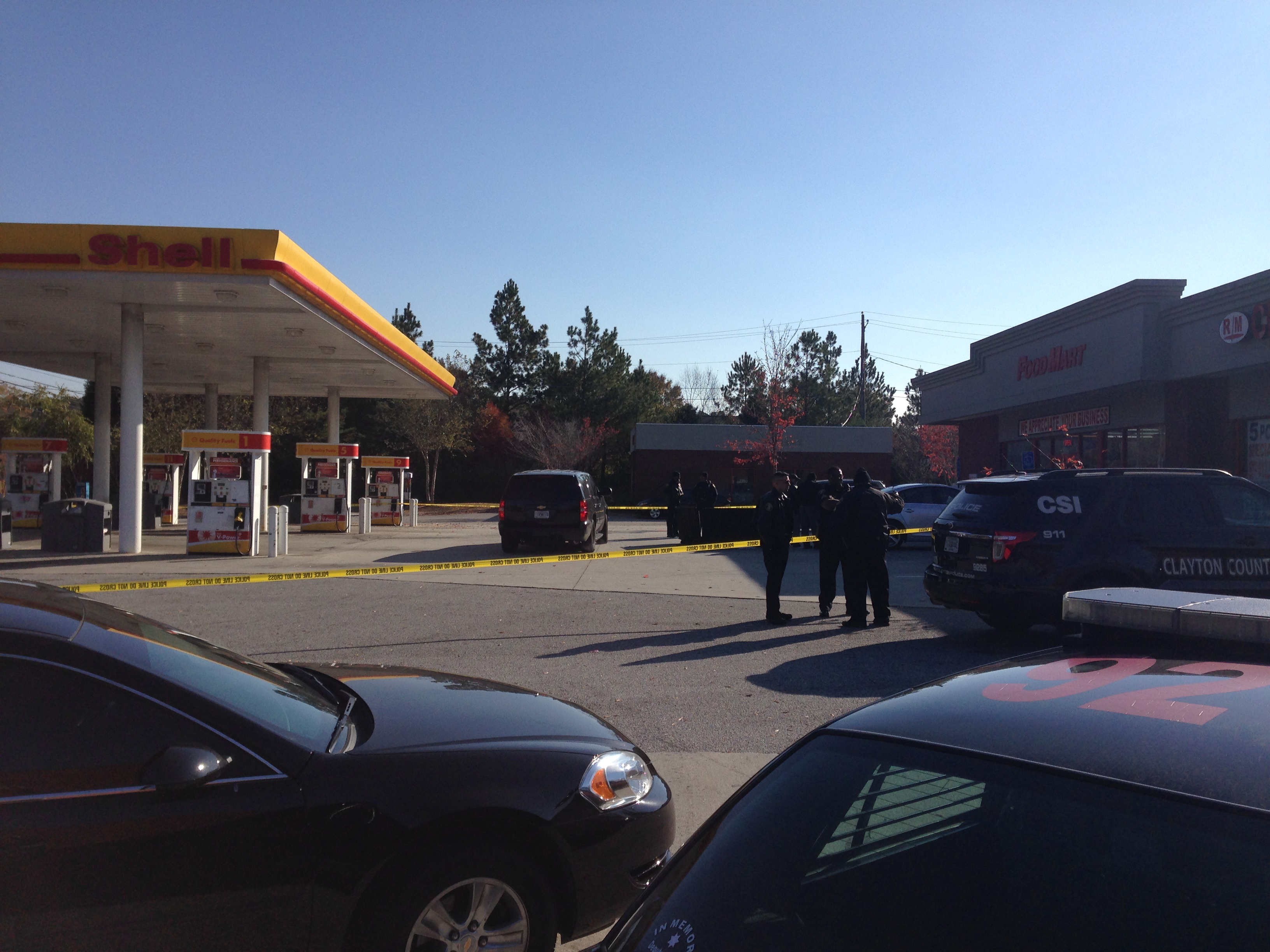 Man shot, killed in gas station parking lot – 95.5 WSB