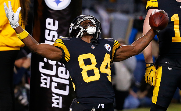 Bucs WR Antonio Brown off team after discarding jersey, exiting