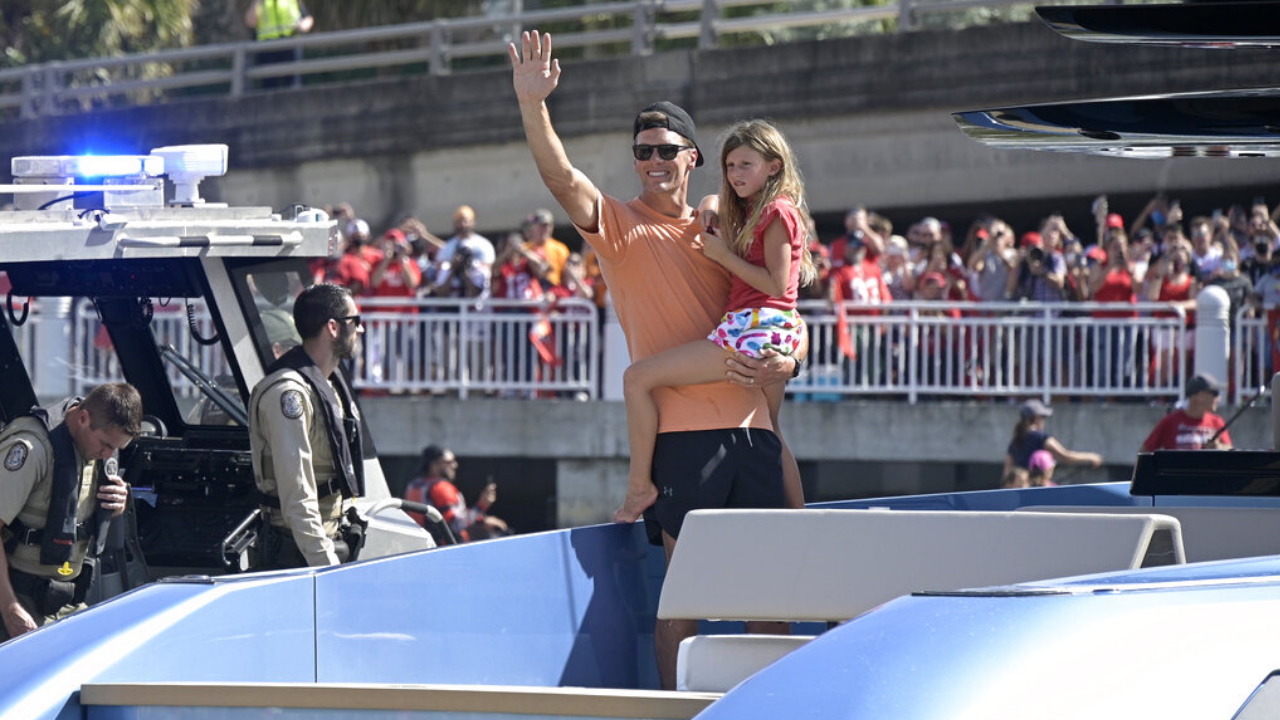 tom brady tossing trophy