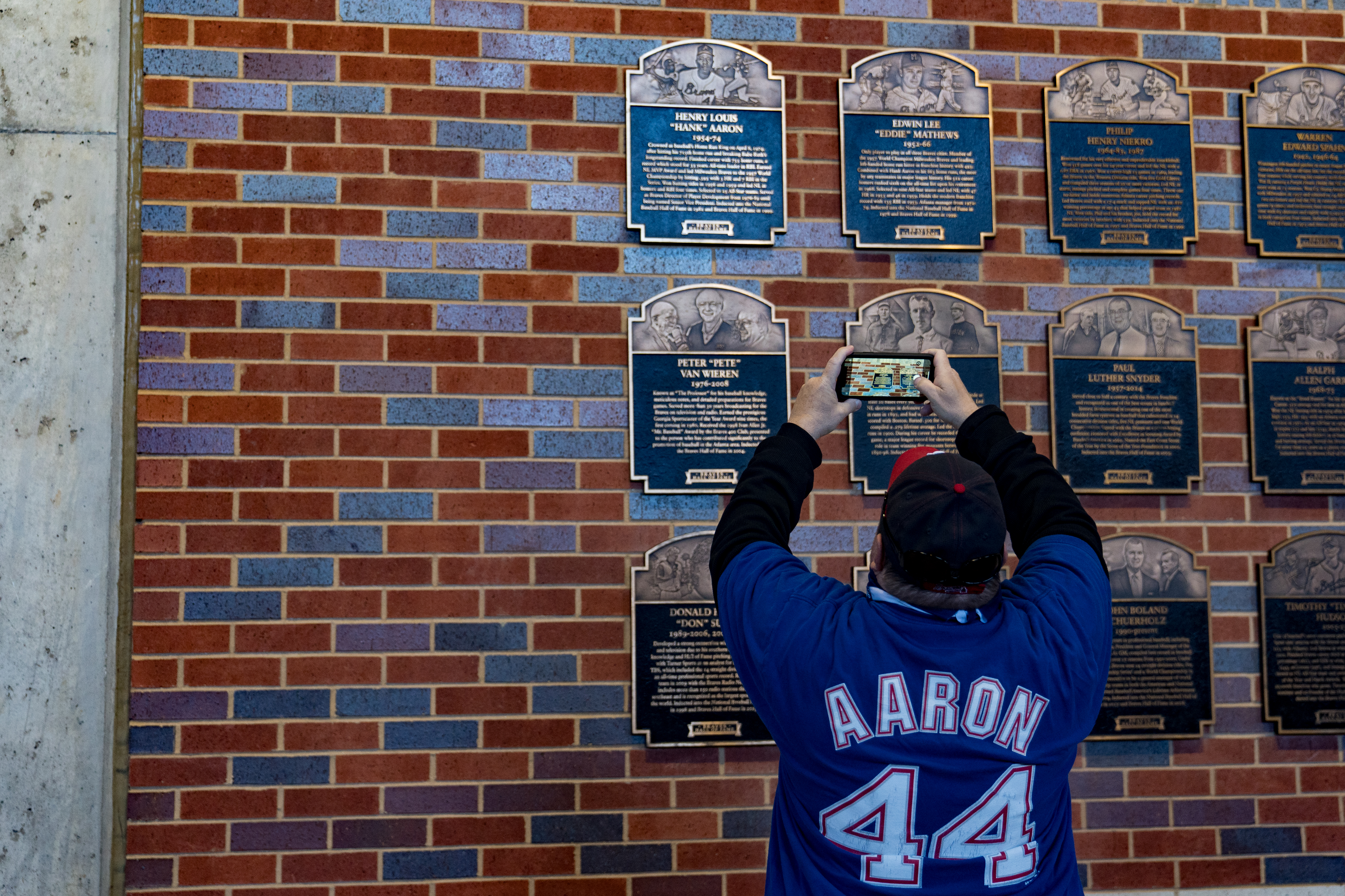 Buy 44 braves world series hank aaron 1934-2021 shirt For Free