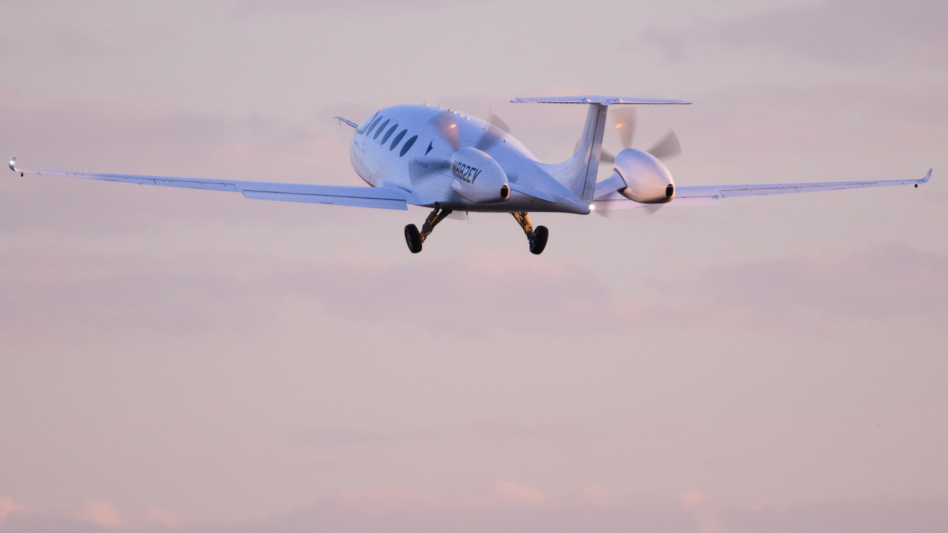 New era of aviation': First all-electric commuter airplane takes flight –  Boston 25 News